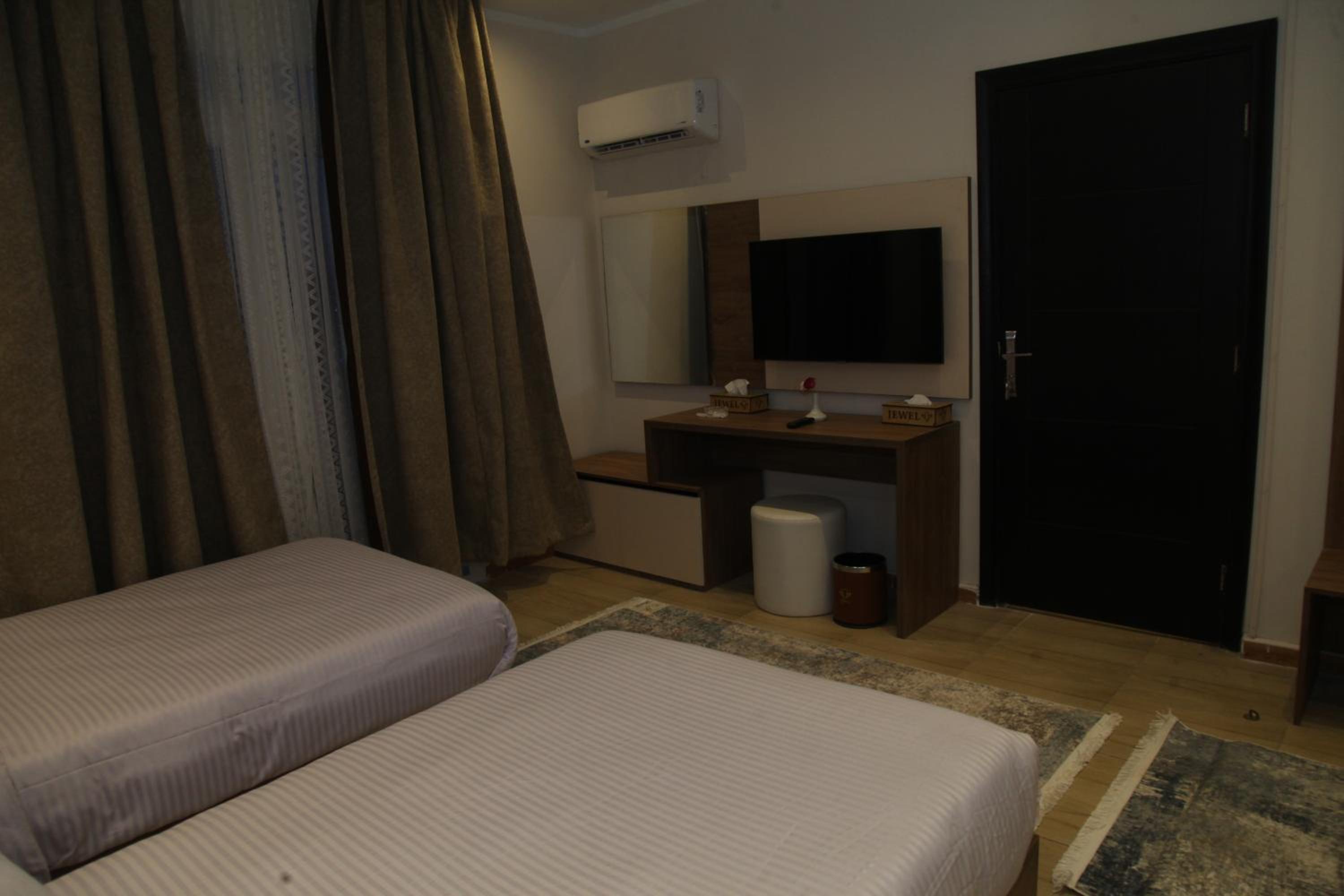 Double Room with Pool View - Photo 11