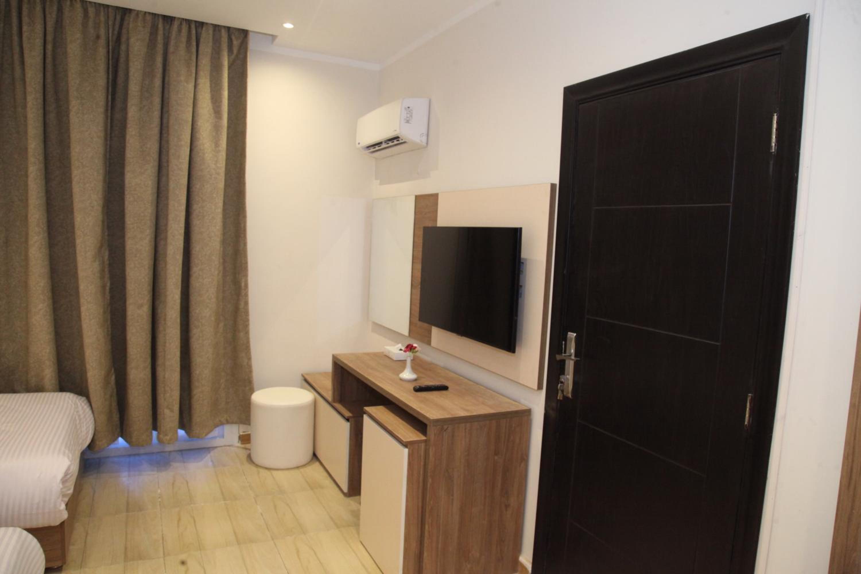 Double Room with Pool View - Photo 18