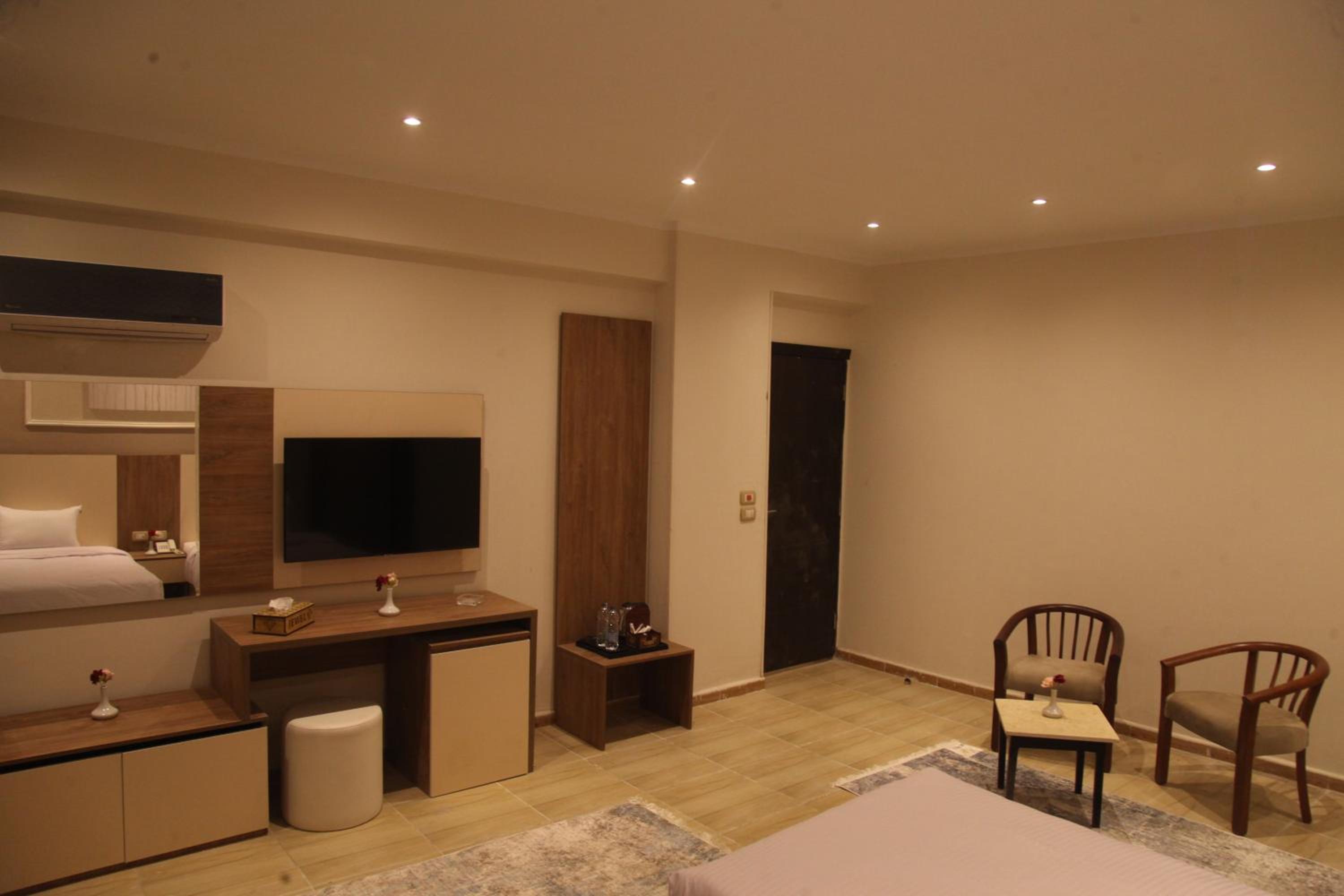 Double Room with Pool View - Photo 26