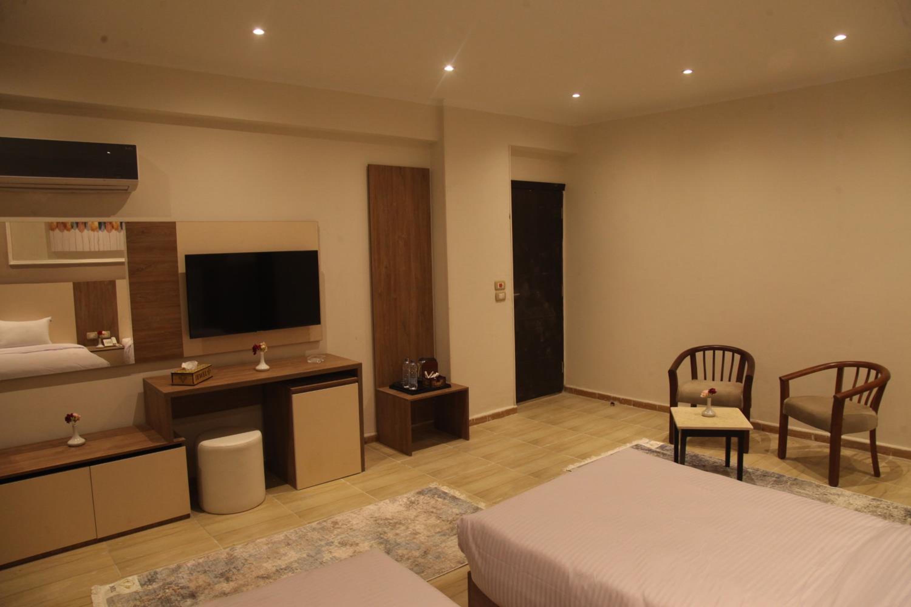 Double Room with Pool View - Photo 28