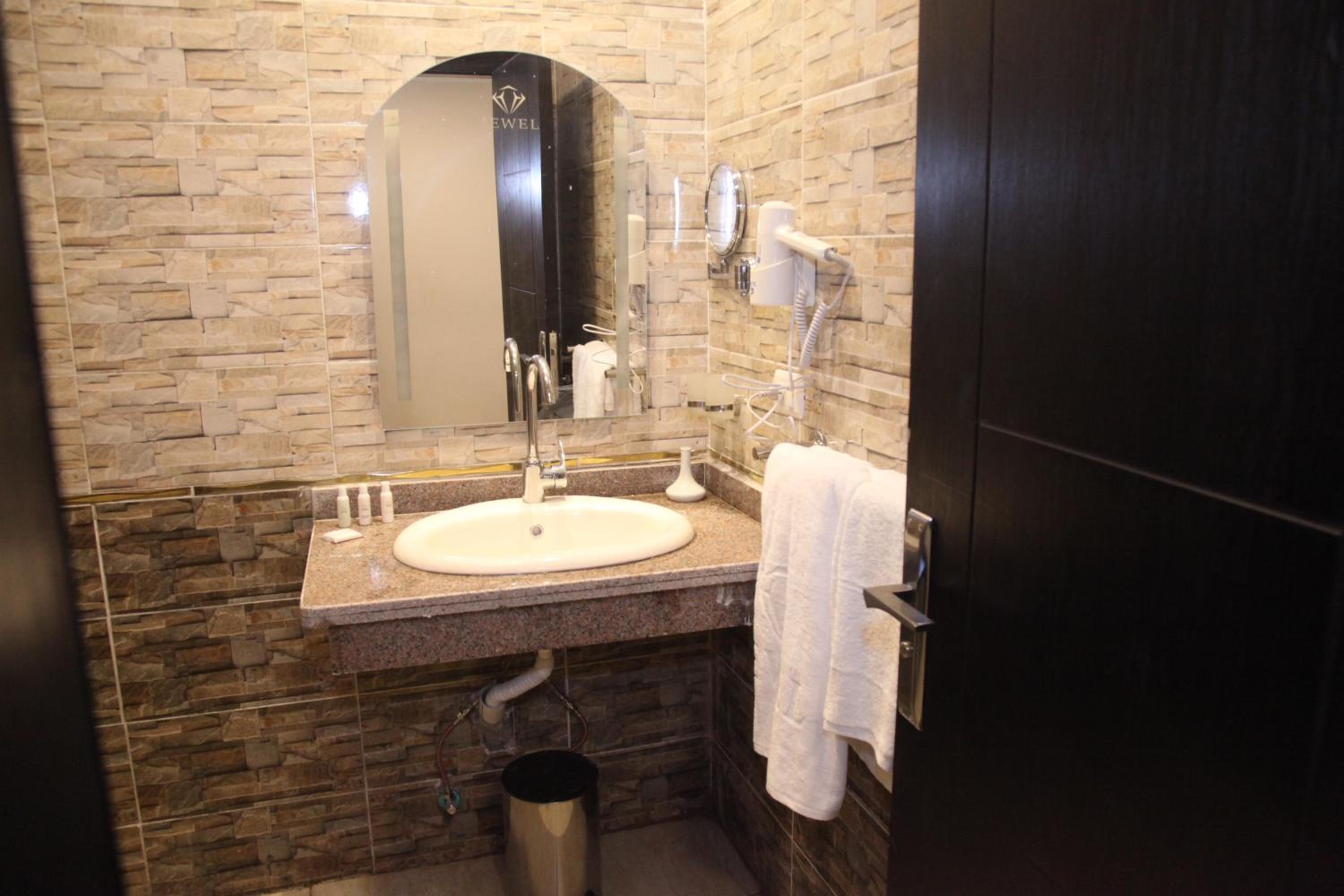 Double Room with Pool View - Photo 6