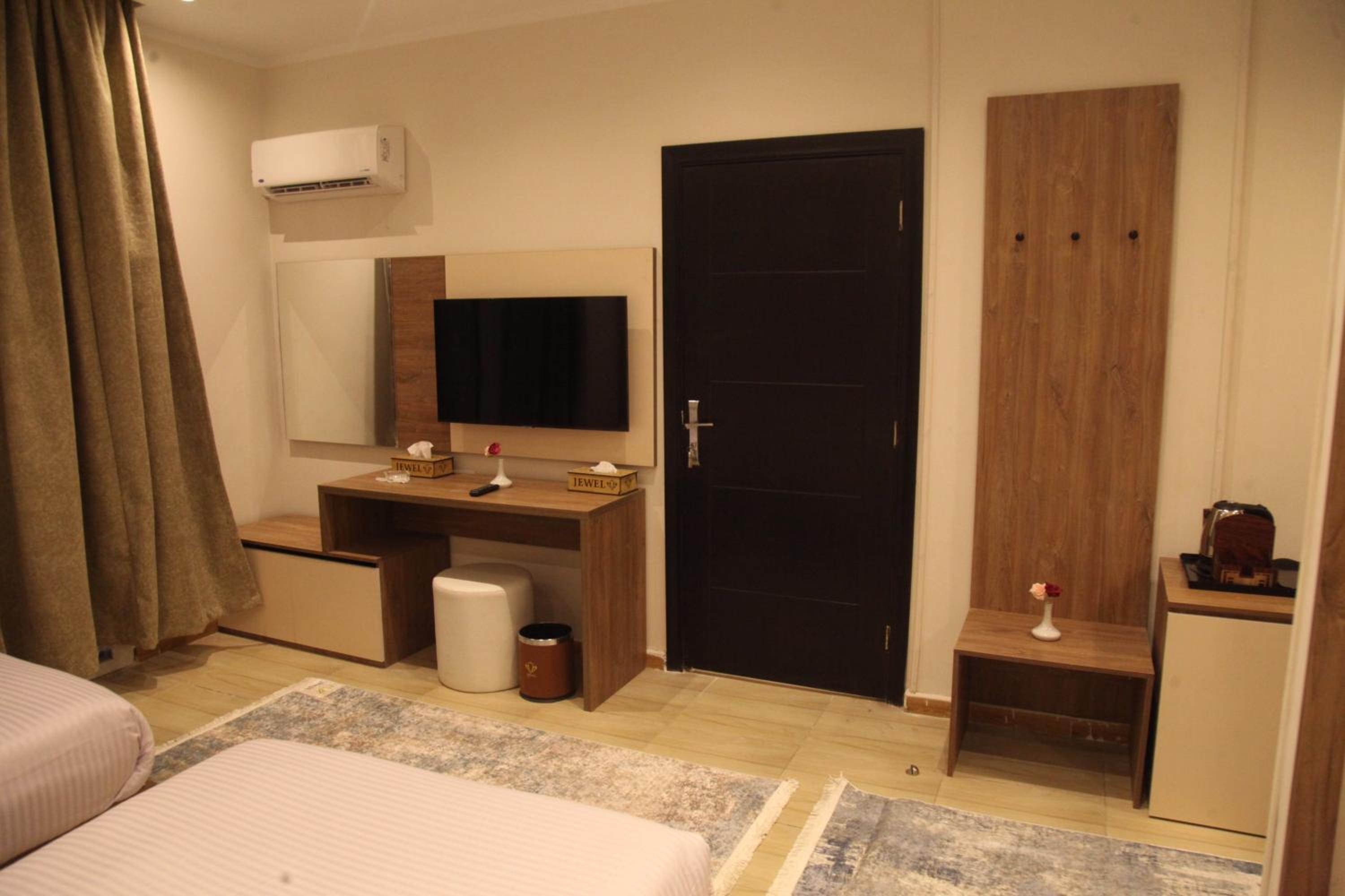 Double Room with Pool View - Photo 5