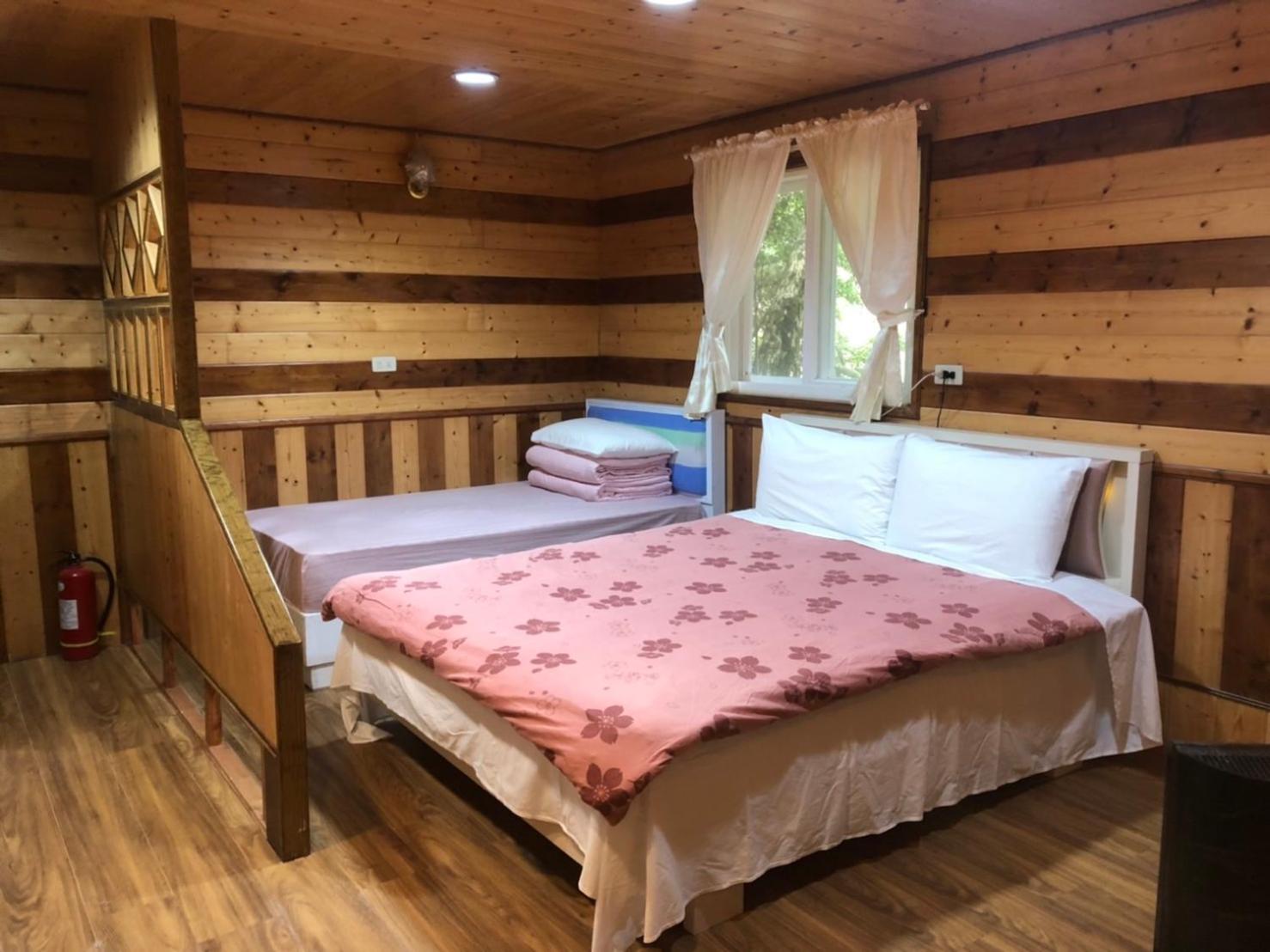 Queen Room photo 2