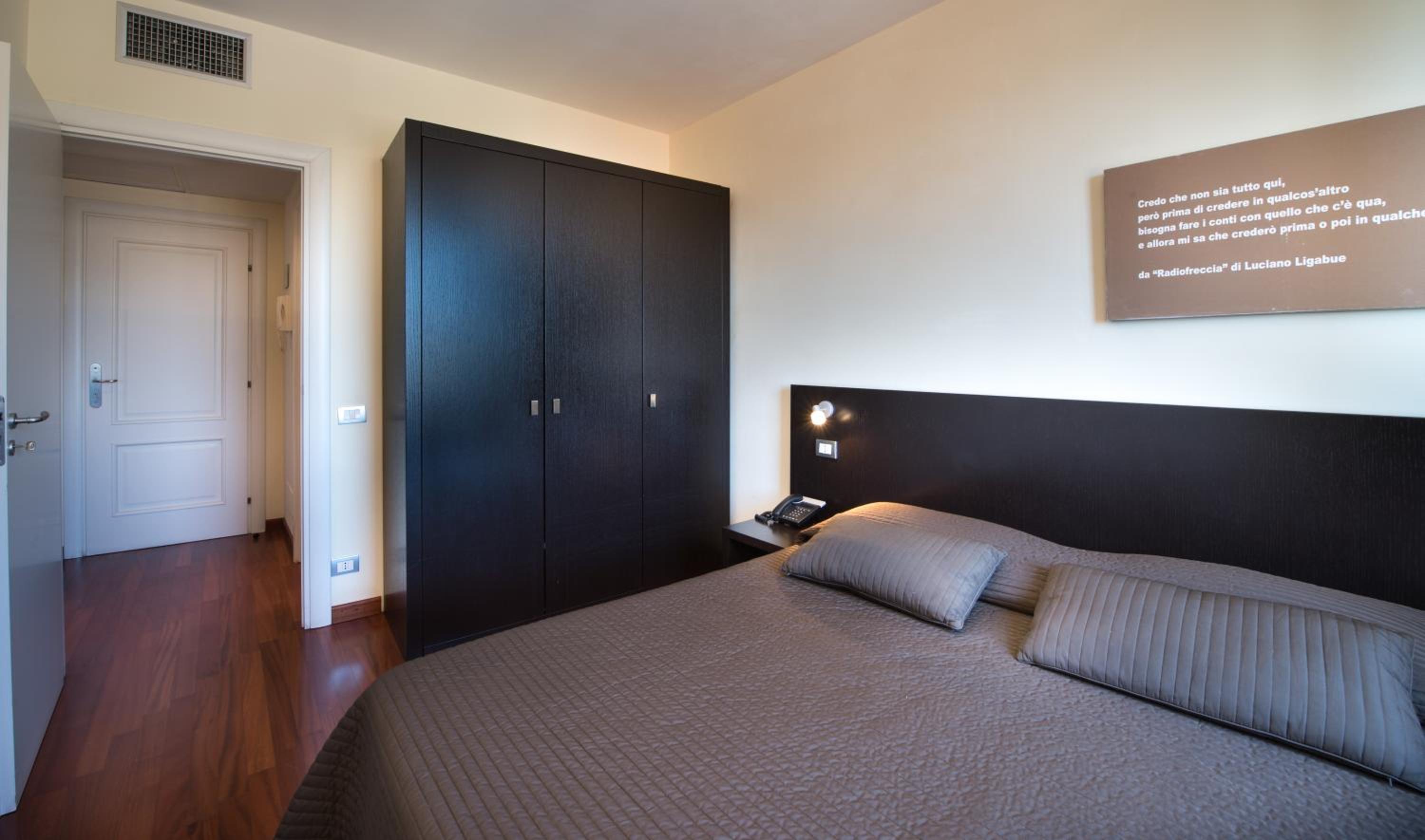 Deluxe Triple Room - Photo 8