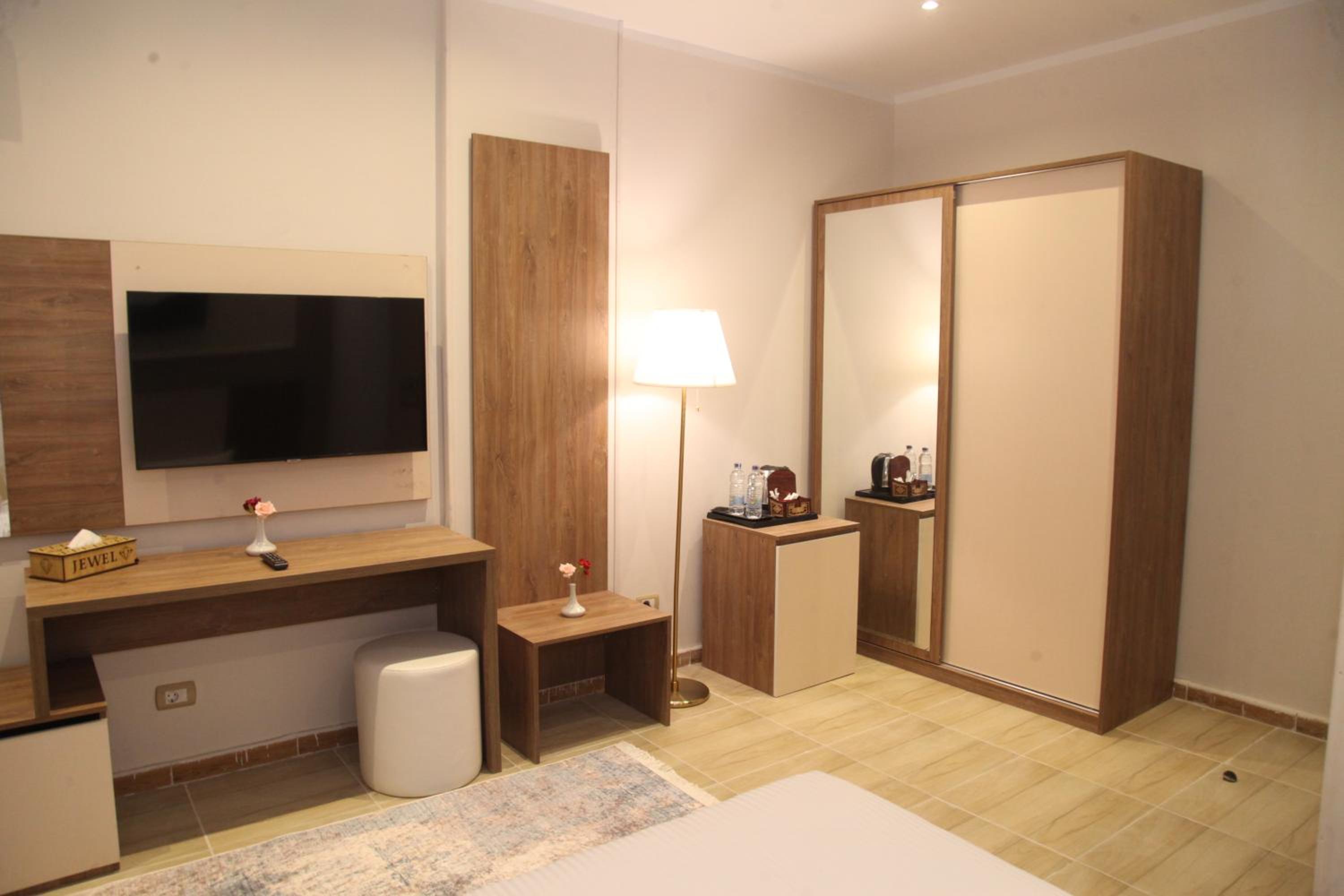 Double Room with Pool View - Photo 13