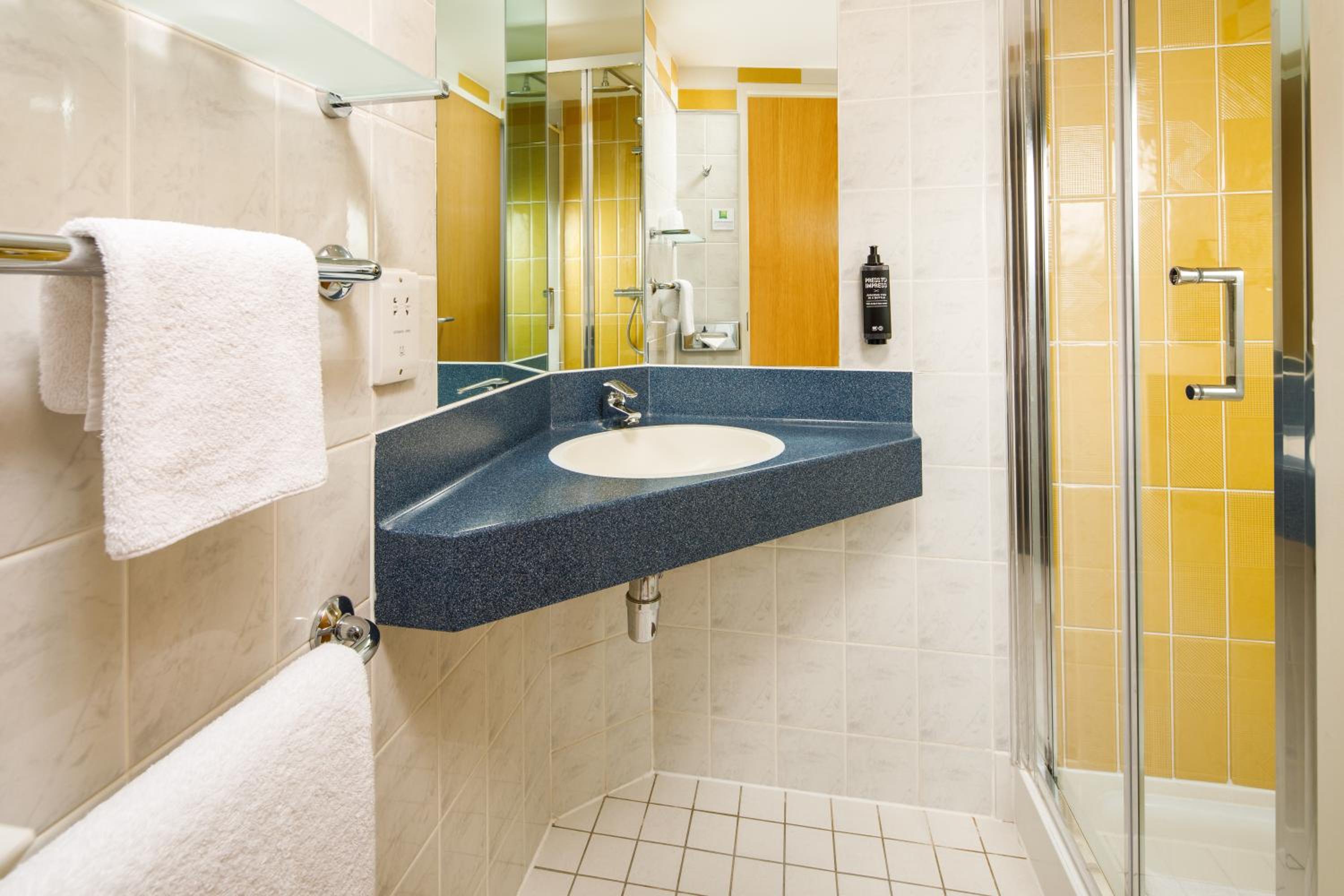 Standard Twin Room - Photo 5