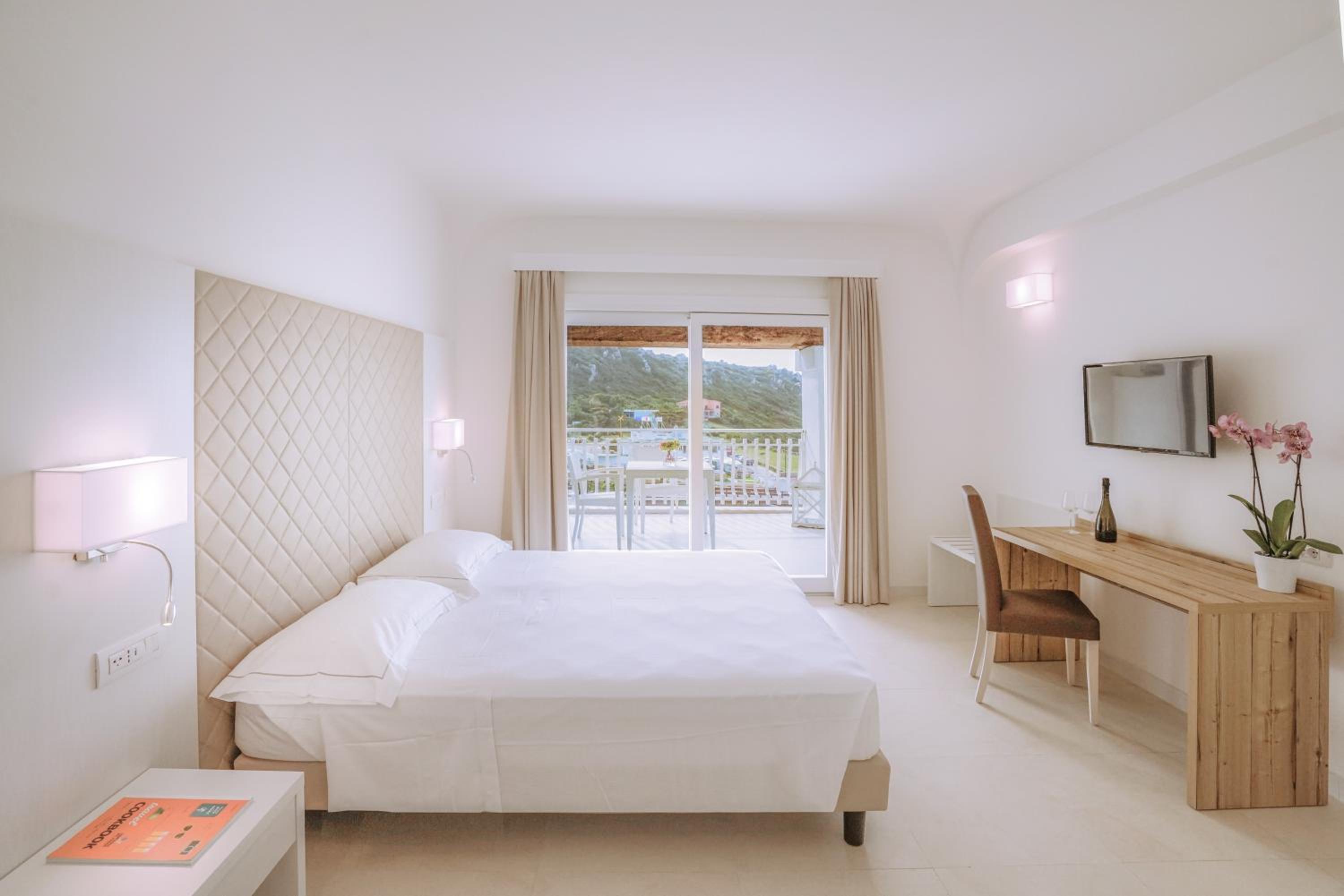 Deluxe Triple Room with Sea View - Photo 1