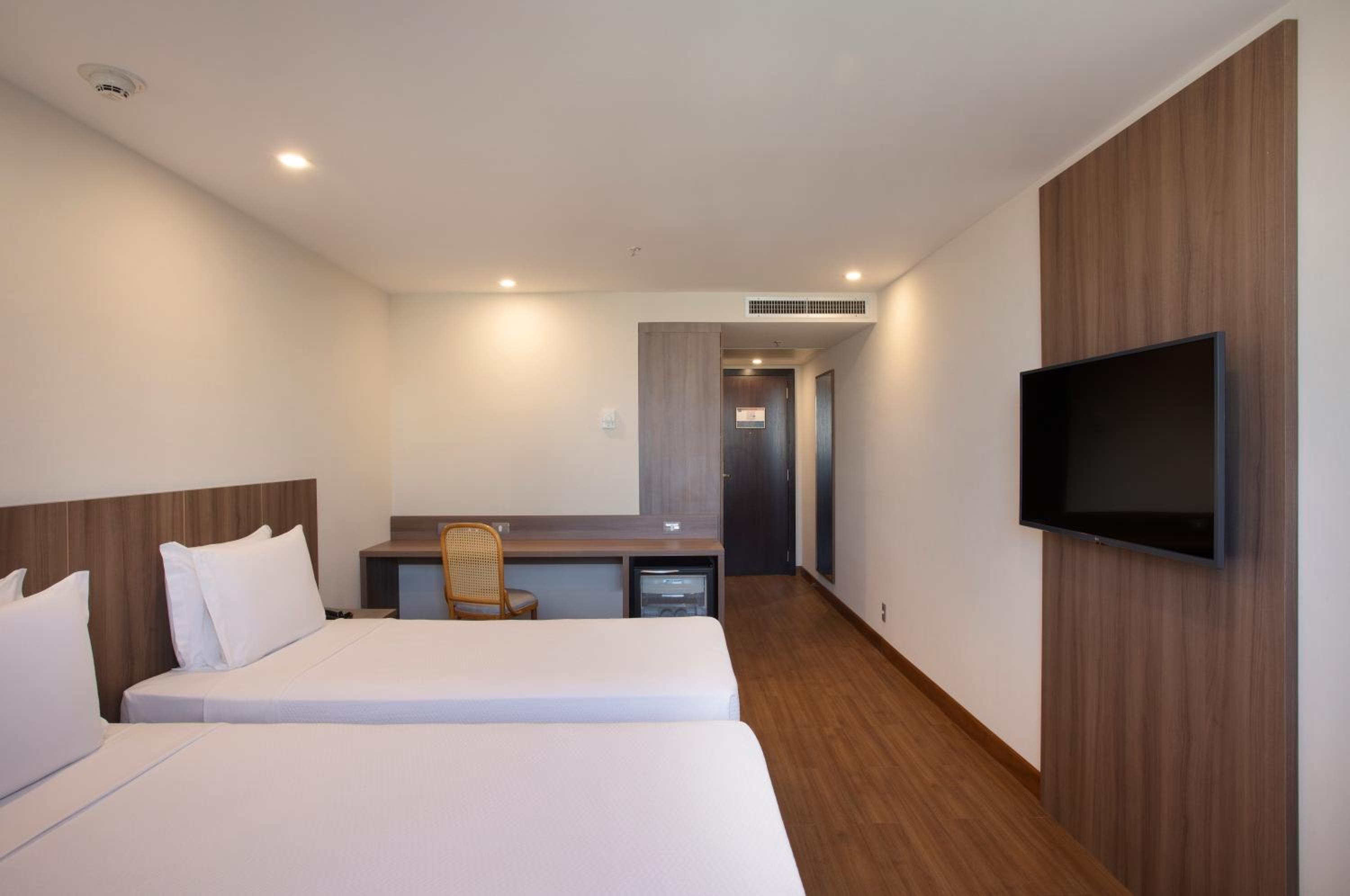 Superior Twin Room thumbnail 5