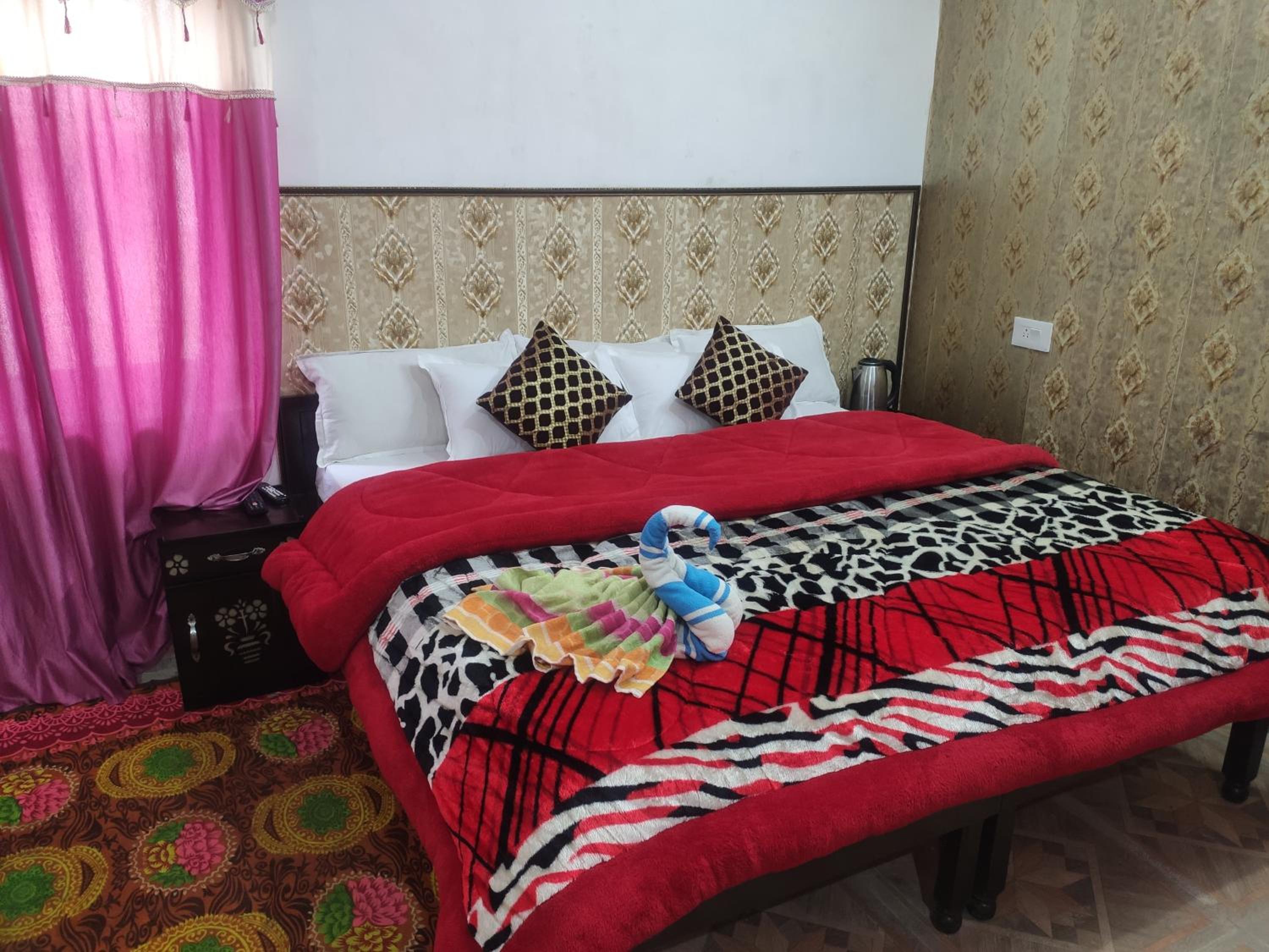 Deluxe Double Room (2 Adults + 1 Child)