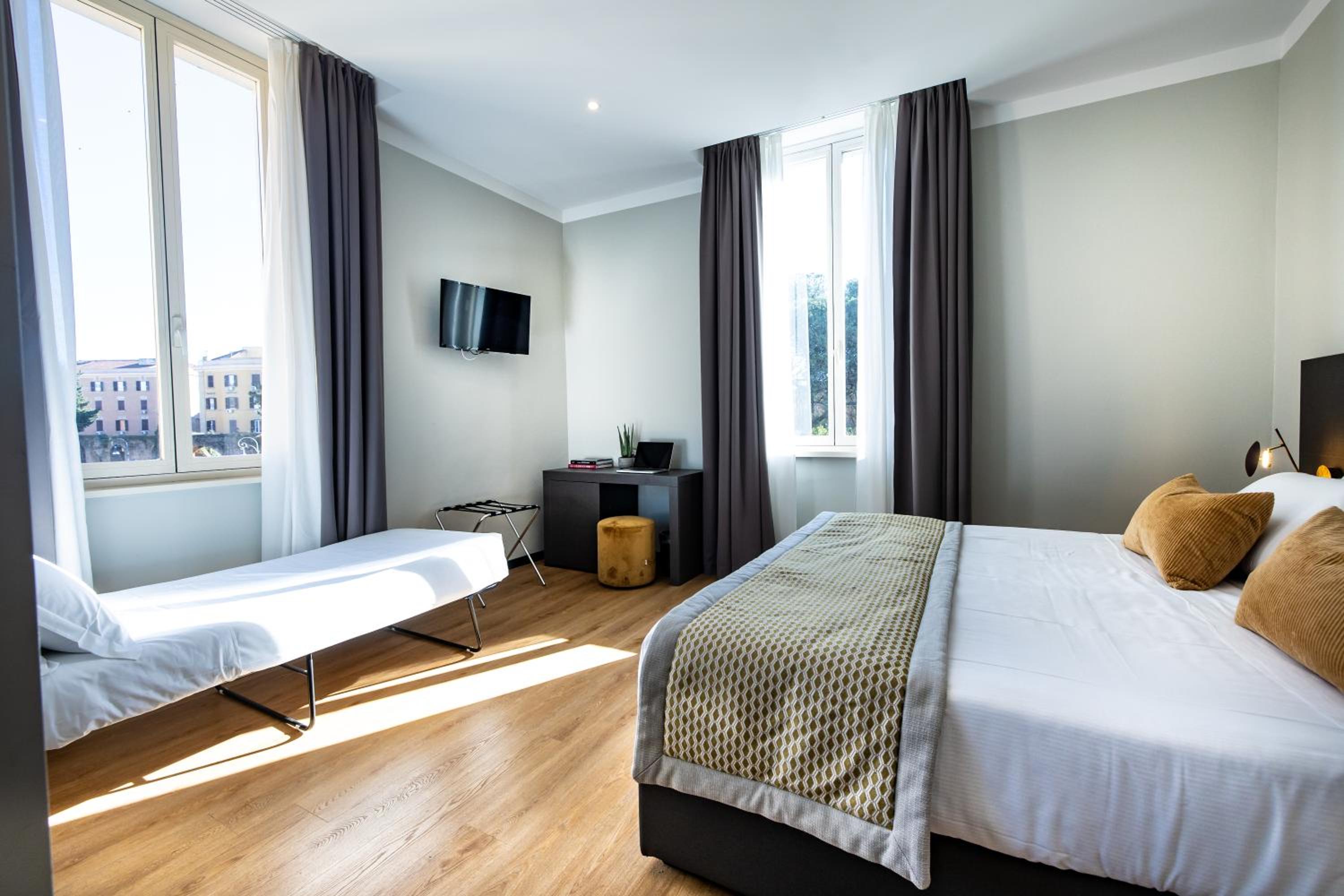 Superior Triple Room thumbnail 5