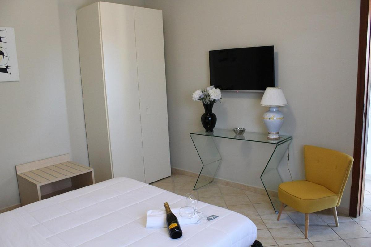 Large Double Room - Photo 5