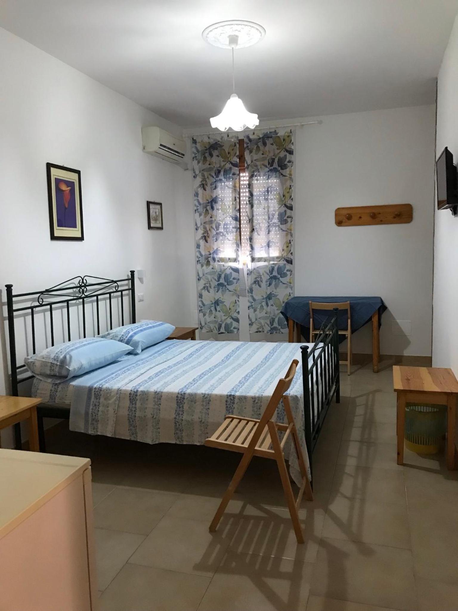 Standard Double Room - Photo 12