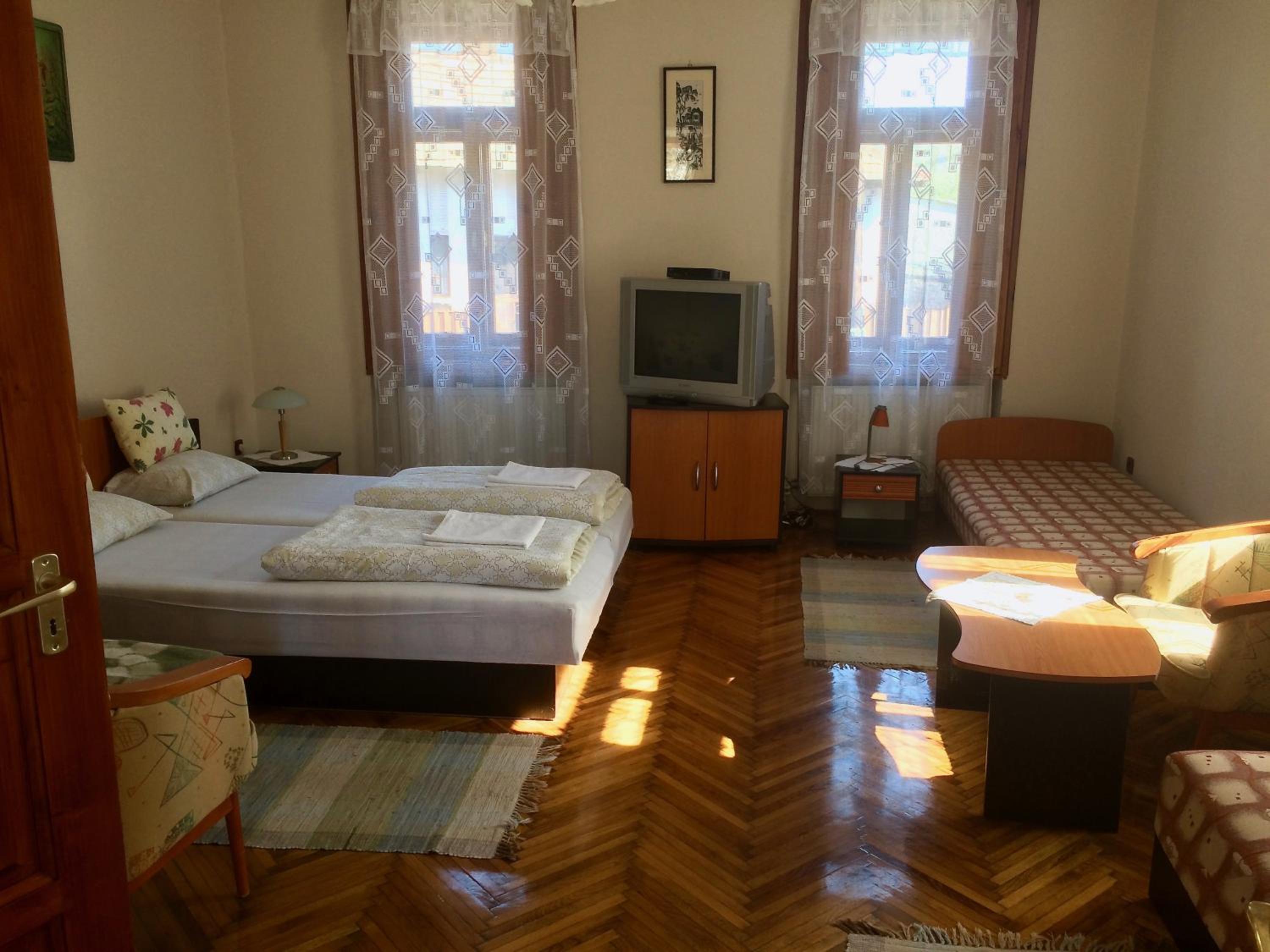 Quadruple Room with Private Bathroom photo 1