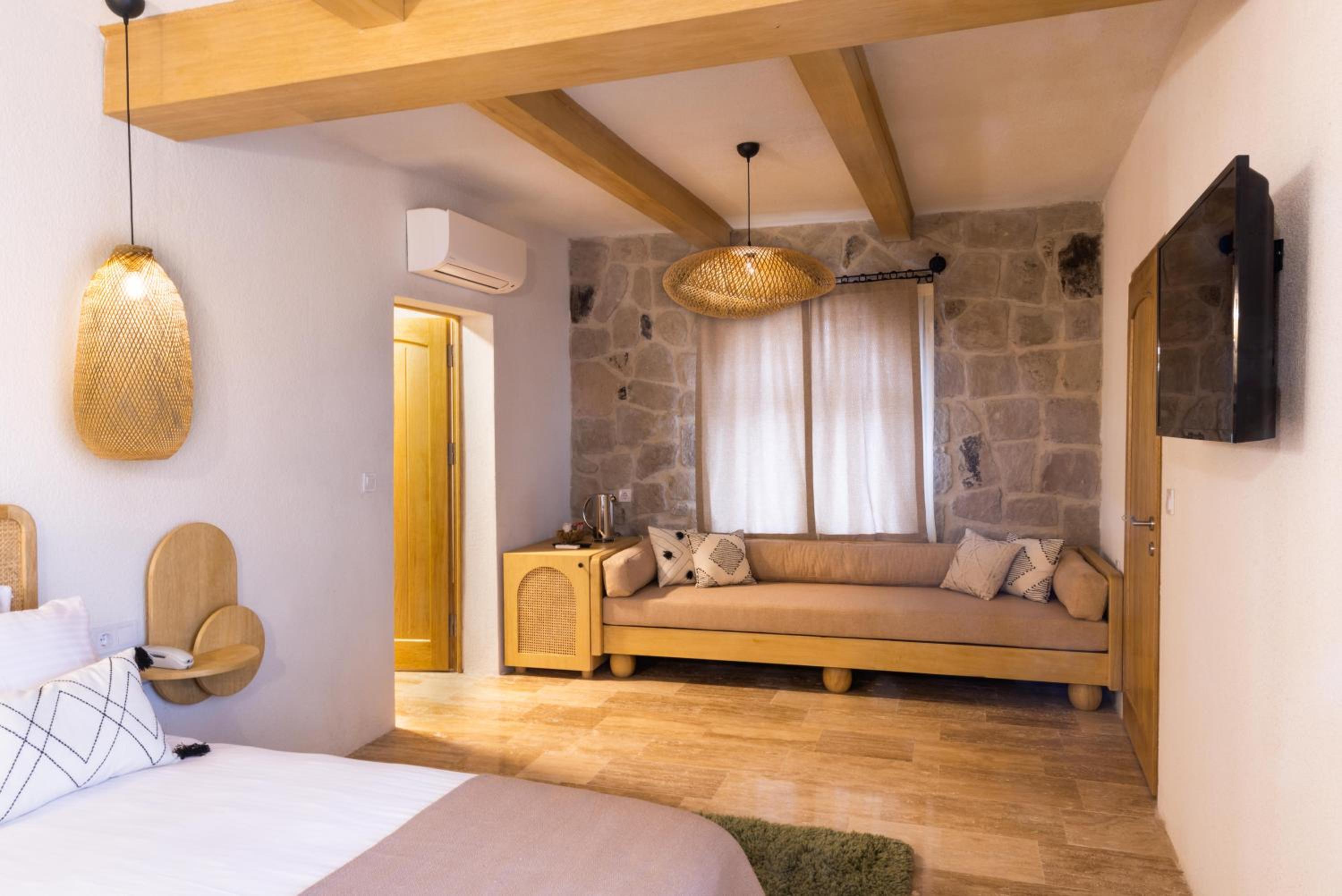 Junior Suite with Balcony - Photo 5