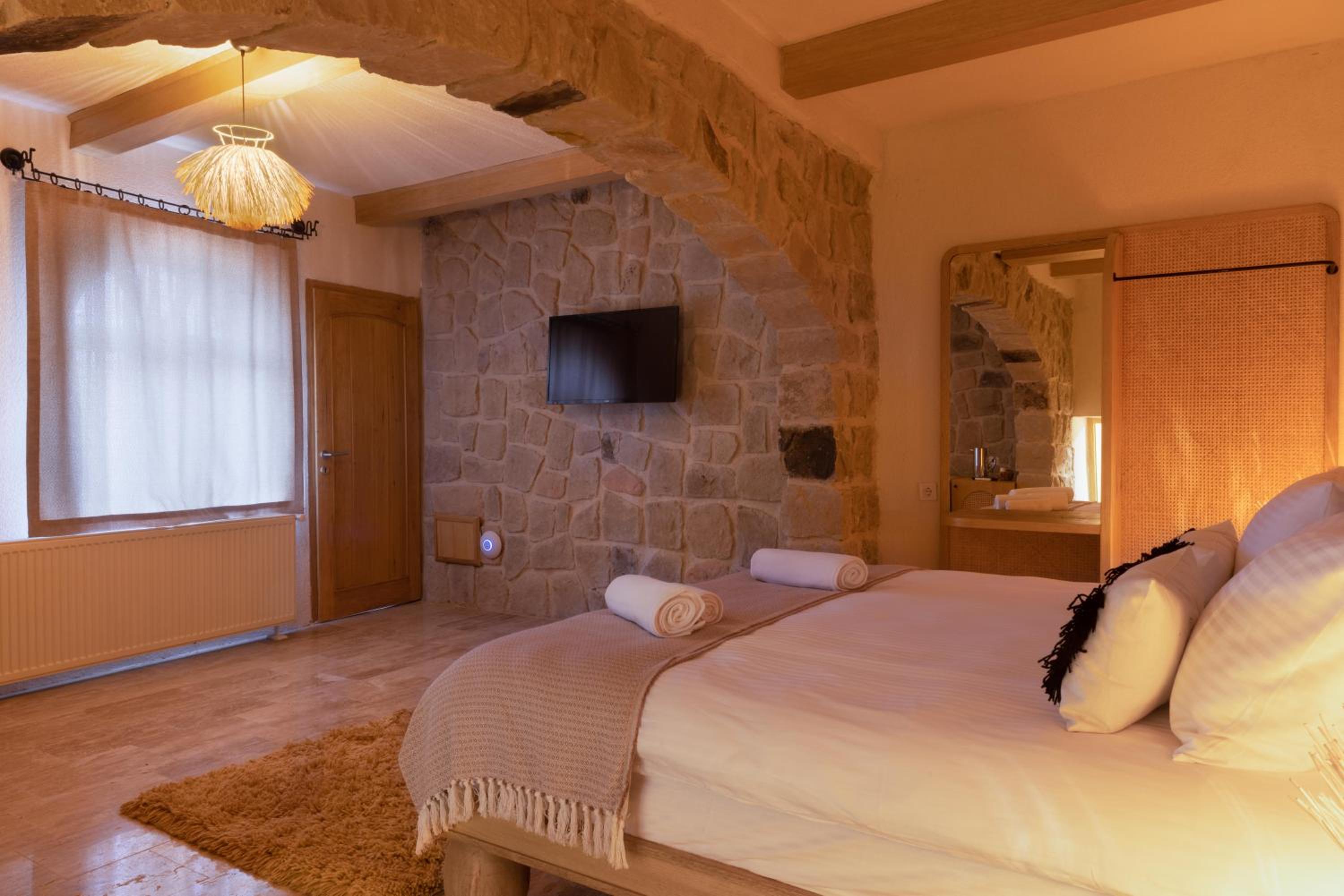 Deluxe Double Room - Photo 8