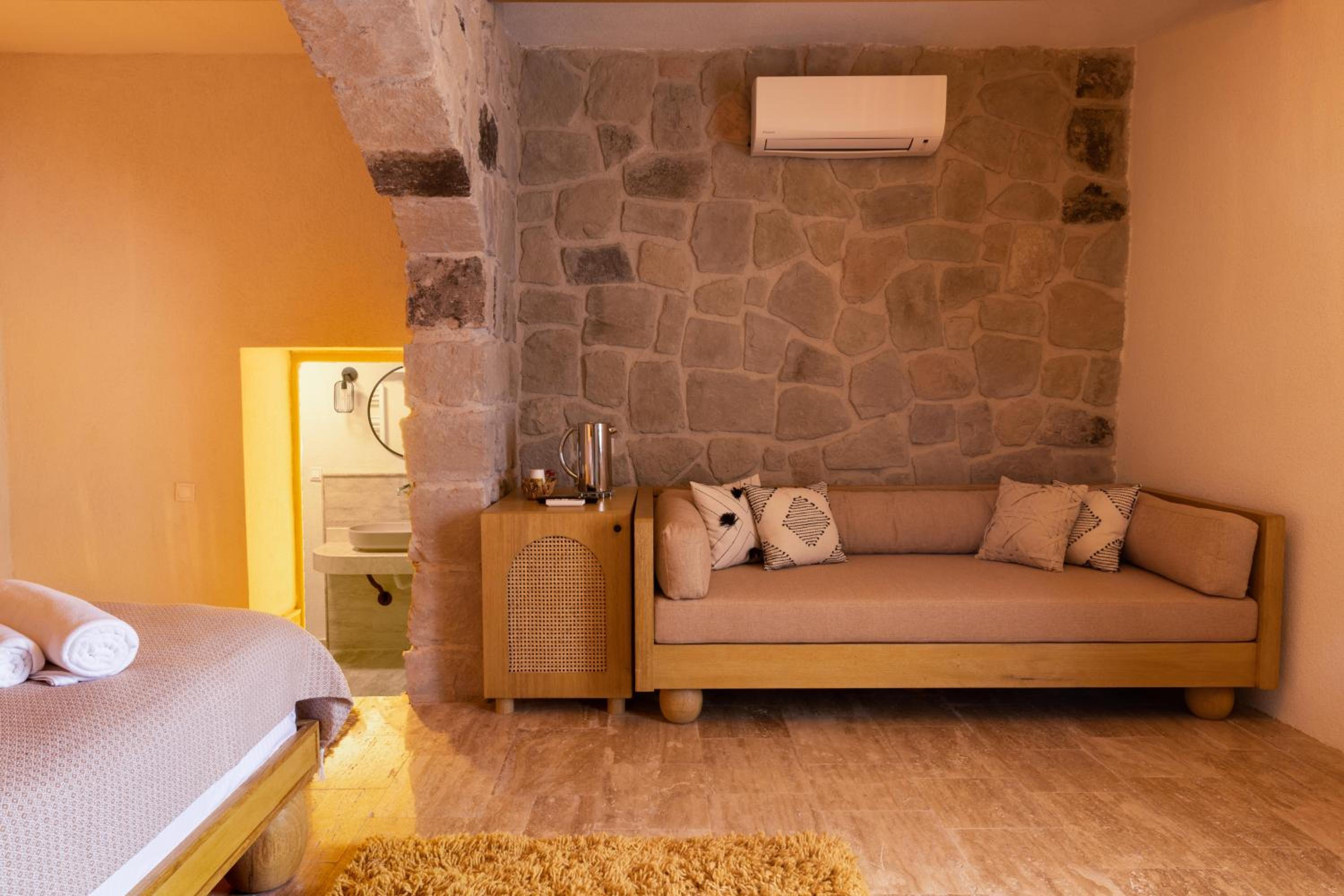 Deluxe Double Room - Photo 9
