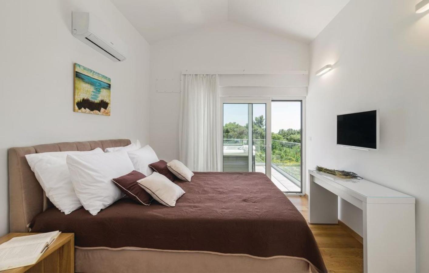 Three-Bedroom Villa photo 1