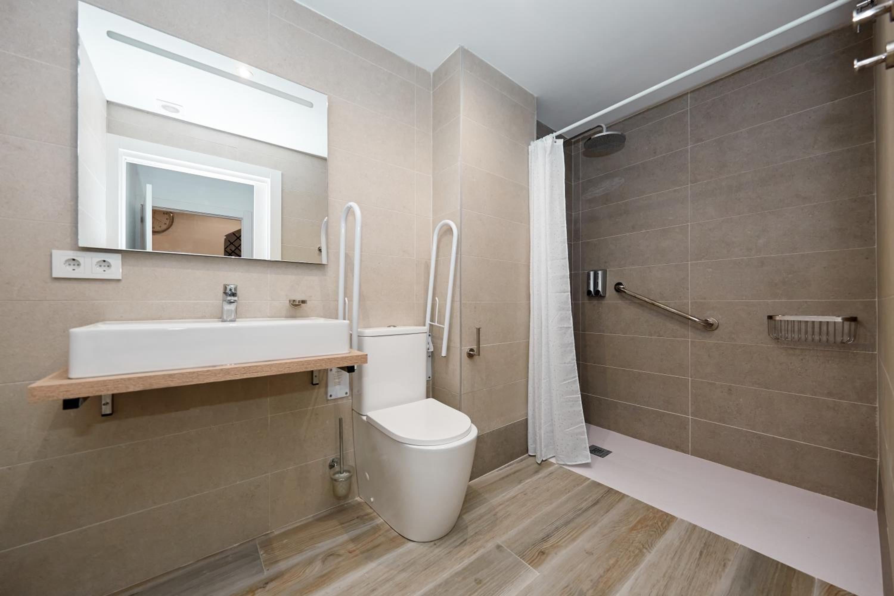 Large Double Room - Photo 11