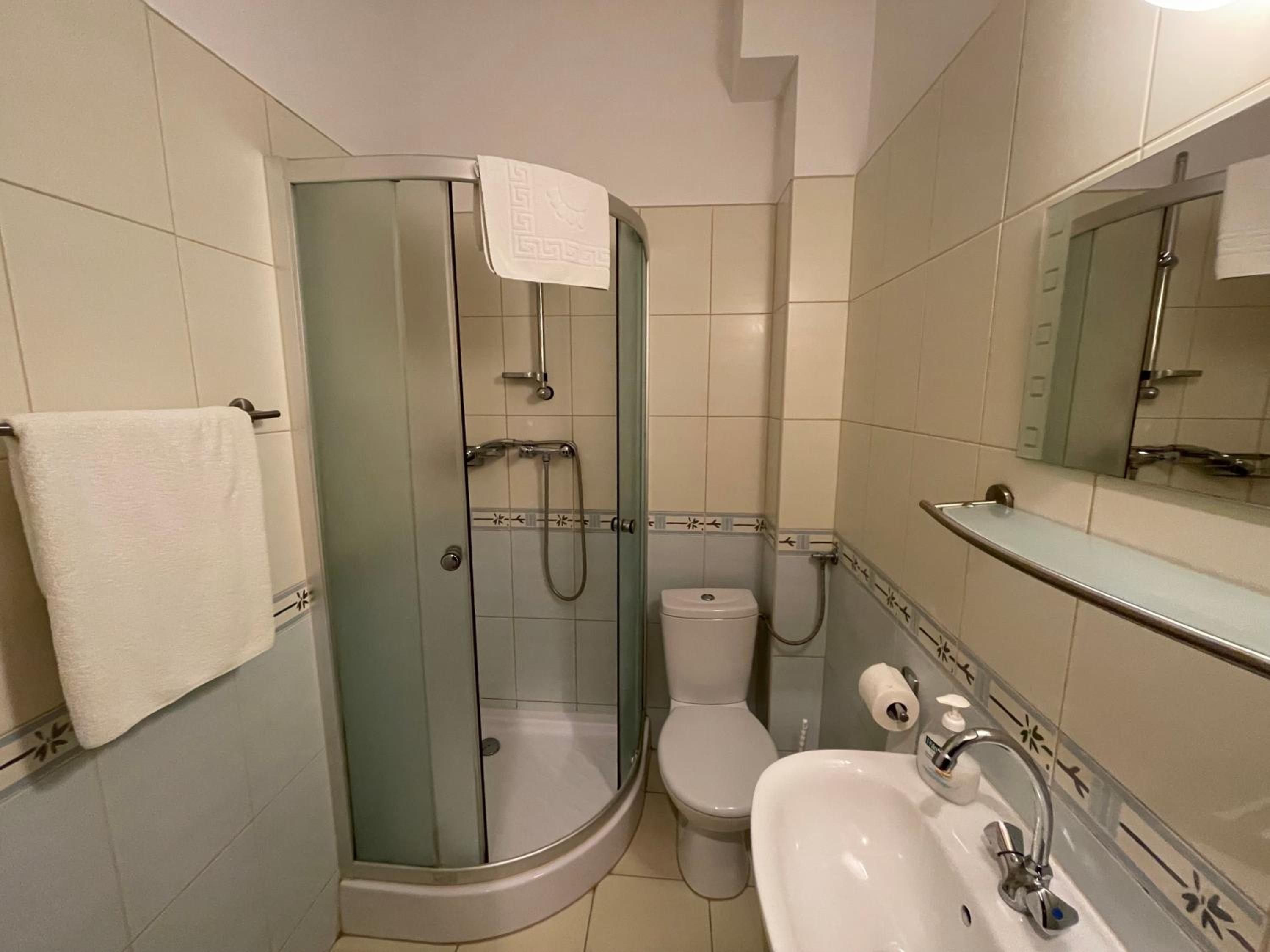 Small Double Room with City and Lake View - Photo 2