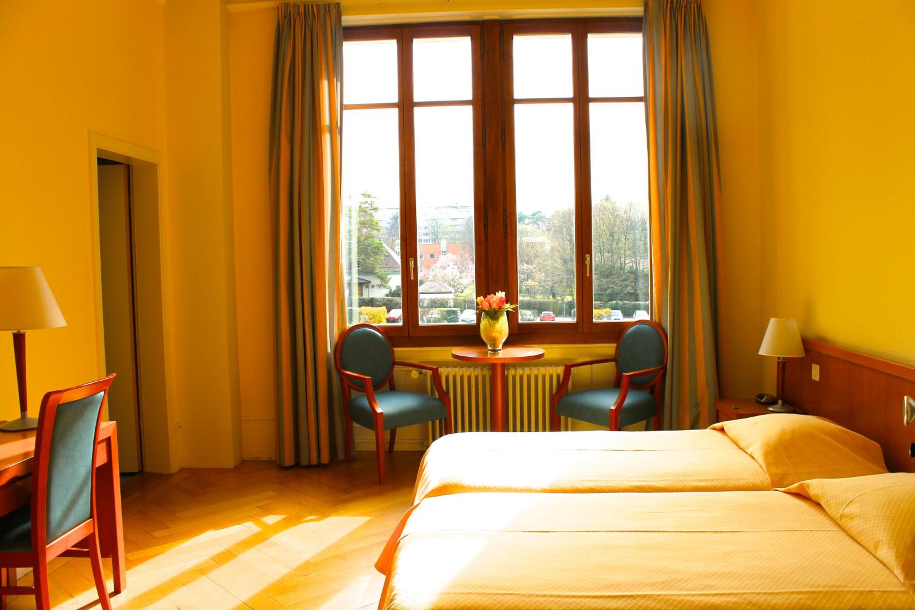 Twin Room with Private Bathroom and Park View