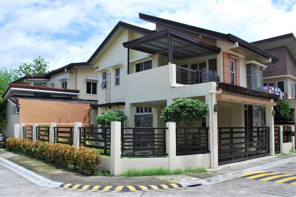 Three-Bedroom House photo 2