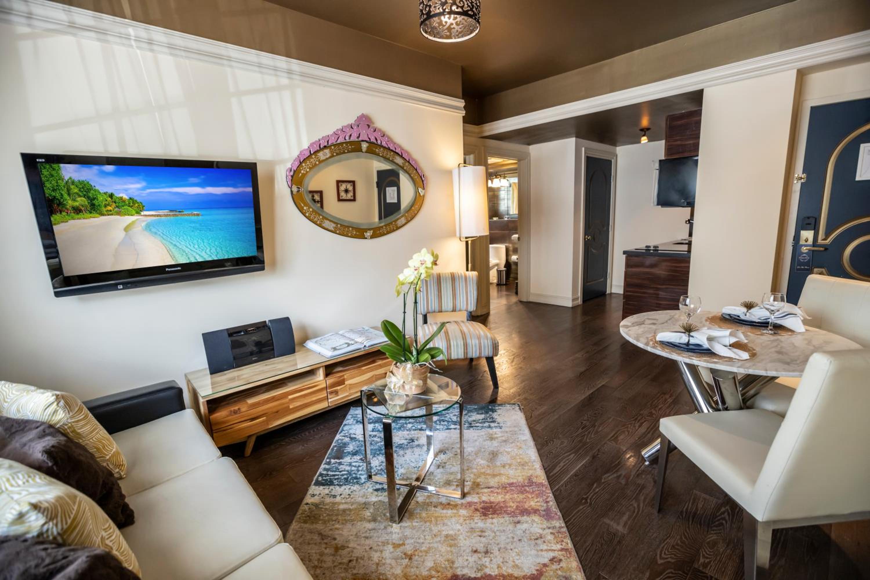 Deluxe One Bedroom King Suite