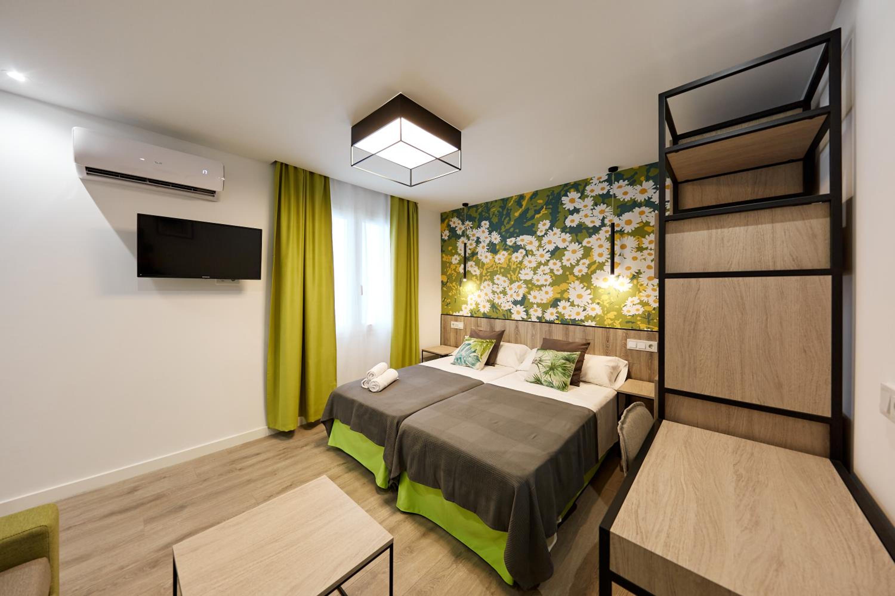 Family Room - Photo 2