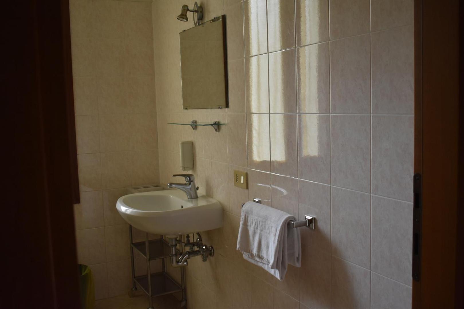 Twin Room with Private Bathroom photo 2