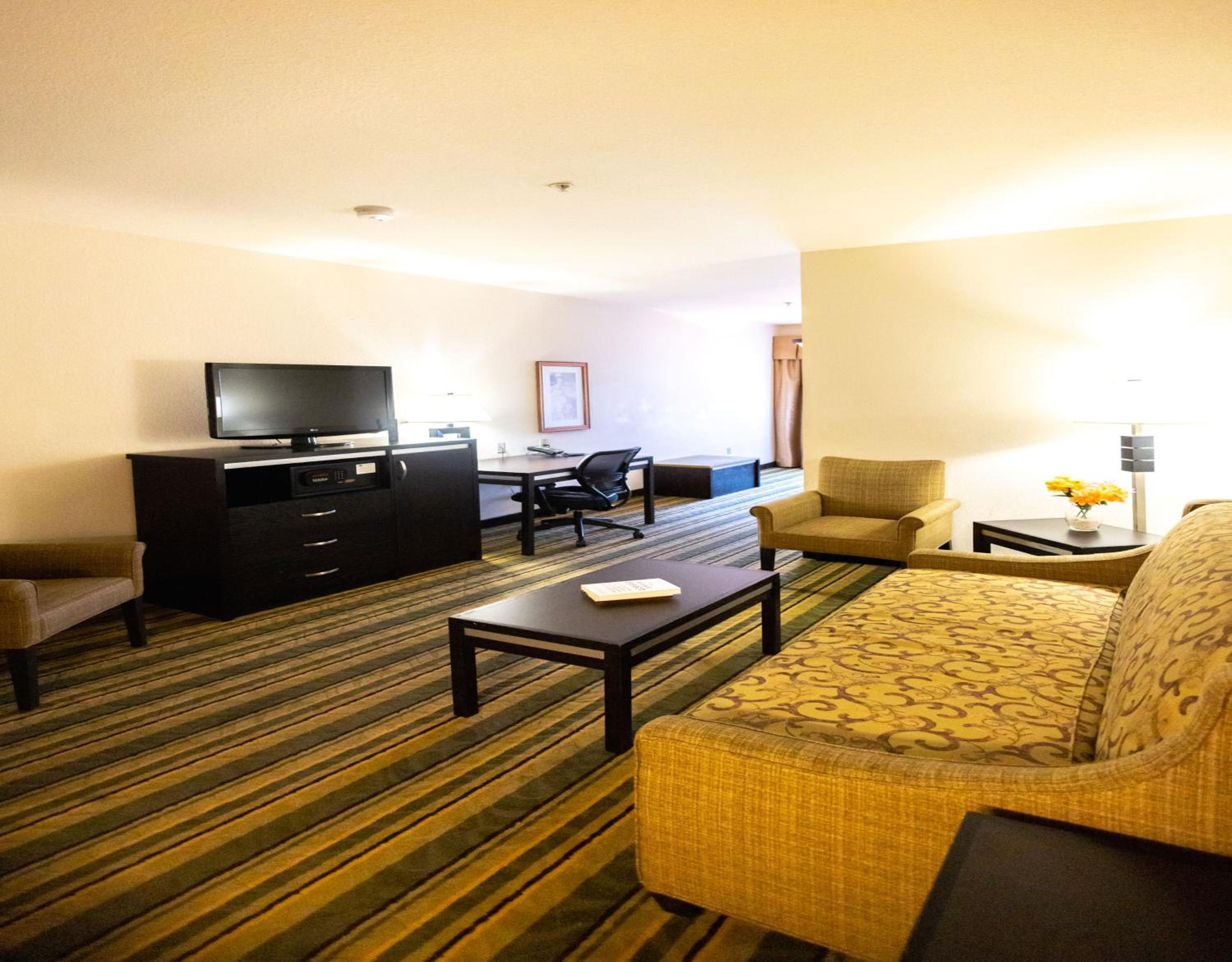 King Suite with Spa Bath - Photo 32