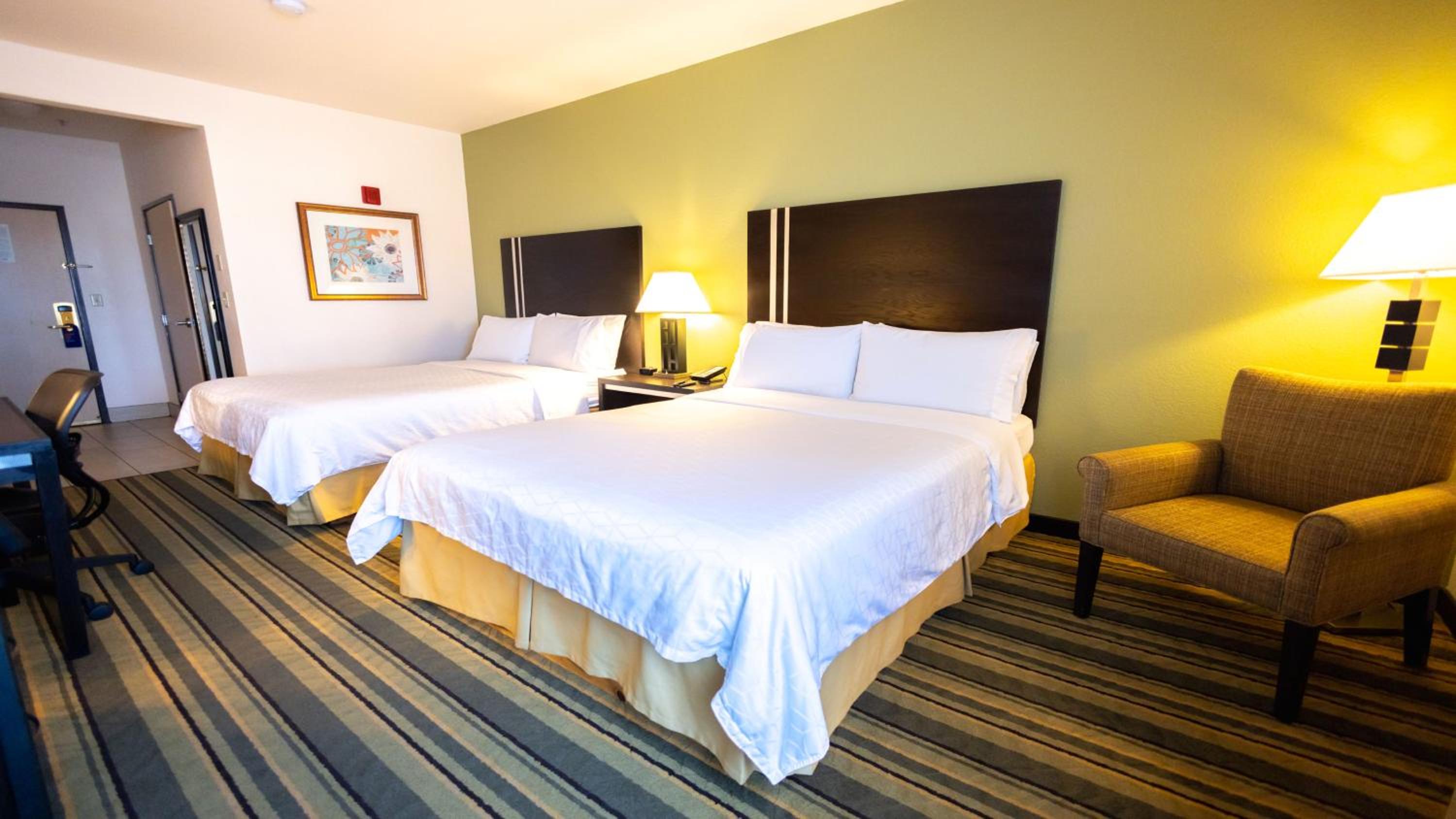 Standard Room with Two Queen Beds - Photo 2