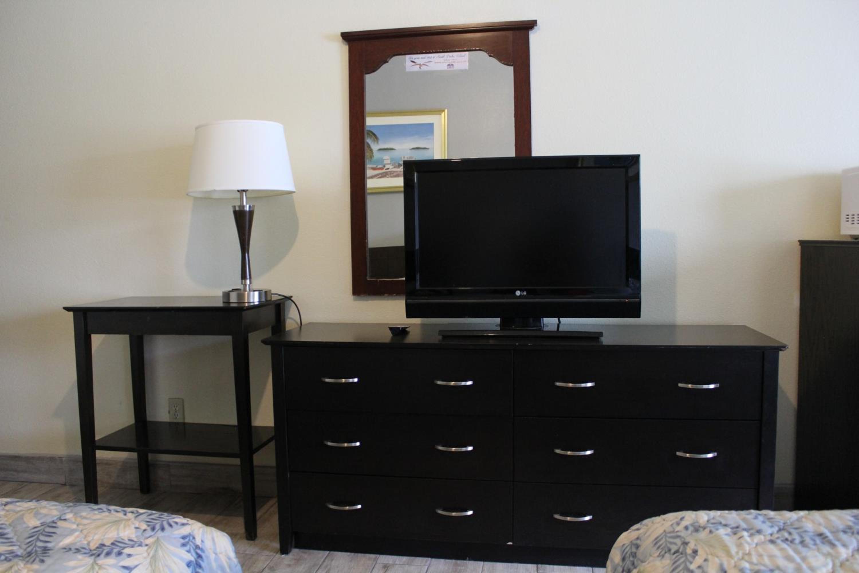 Standard Queen Room with Two Queen Beds - Photo 6
