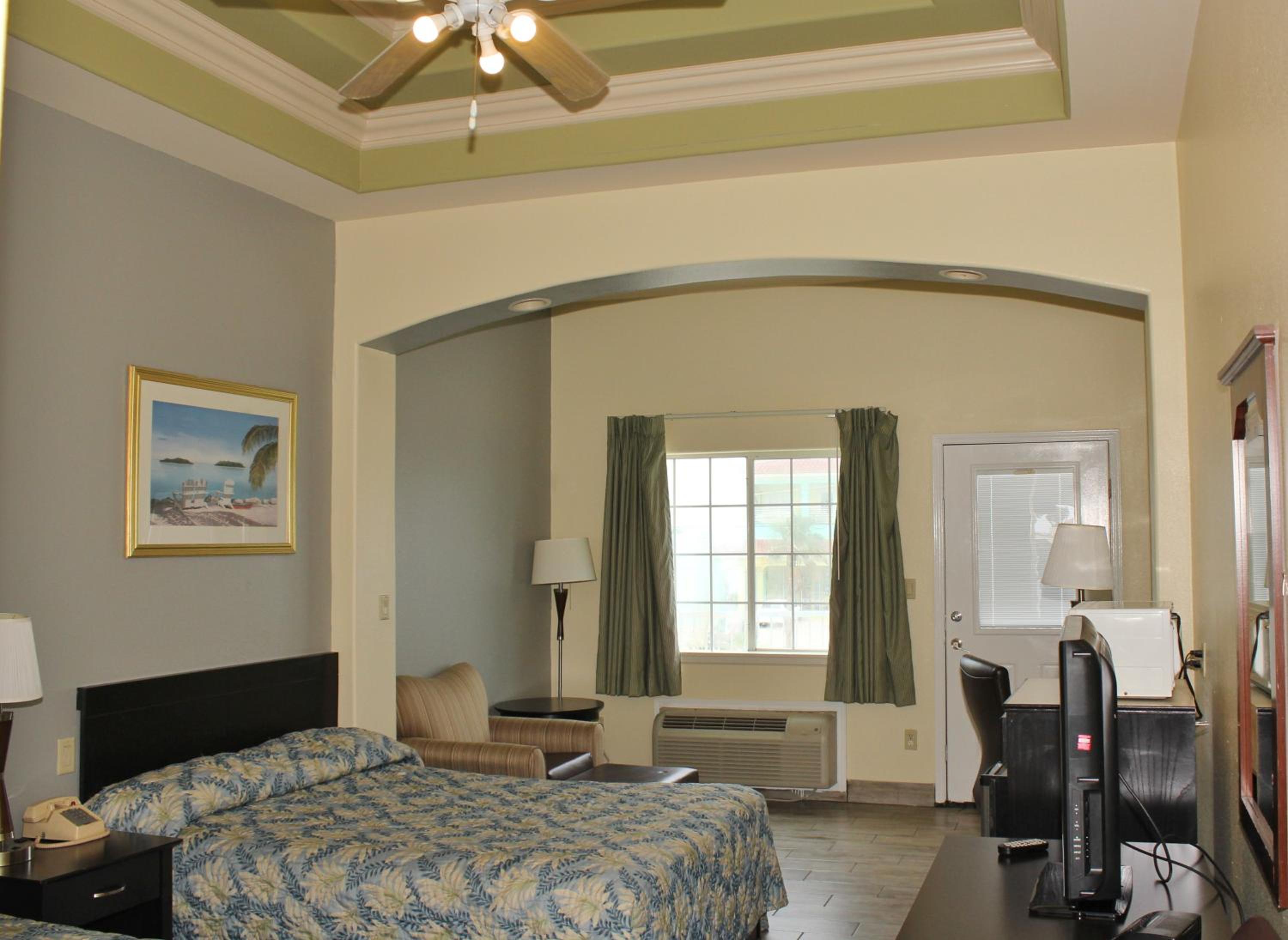 Queen Room with Pool View - Photo 9