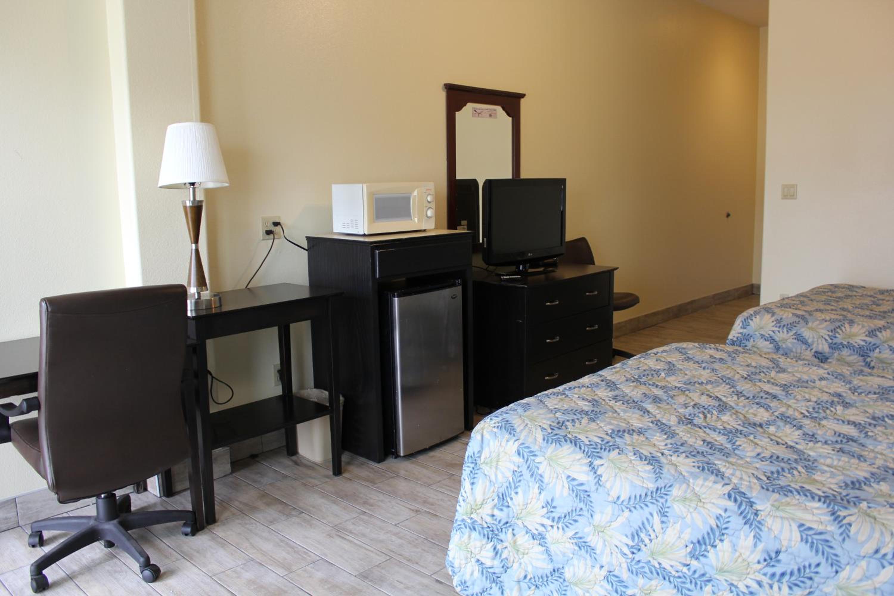 Standard Queen Room with Two Queen Beds - Photo 2
