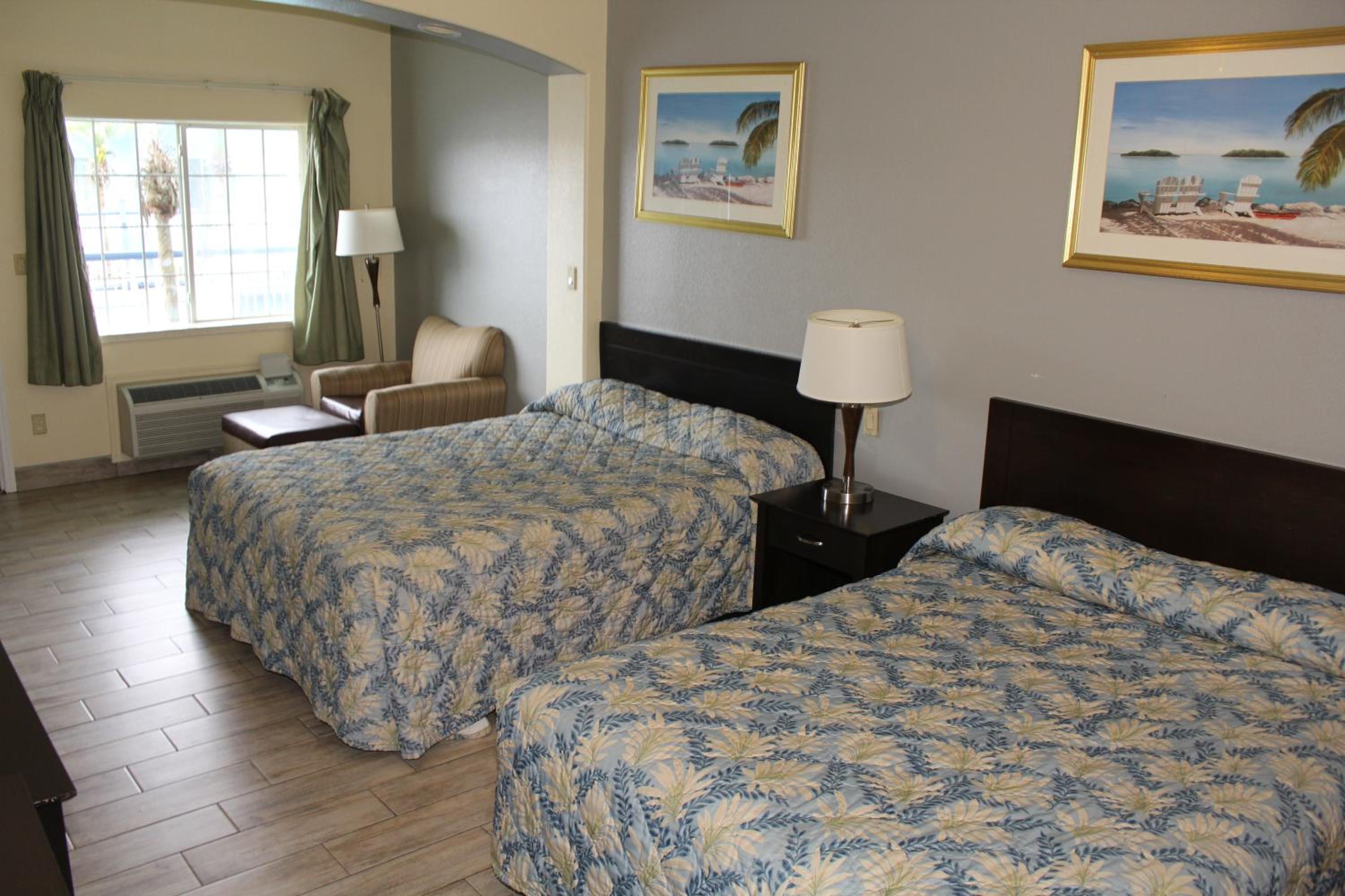 Standard Queen Room with Two Queen Beds - Photo 3