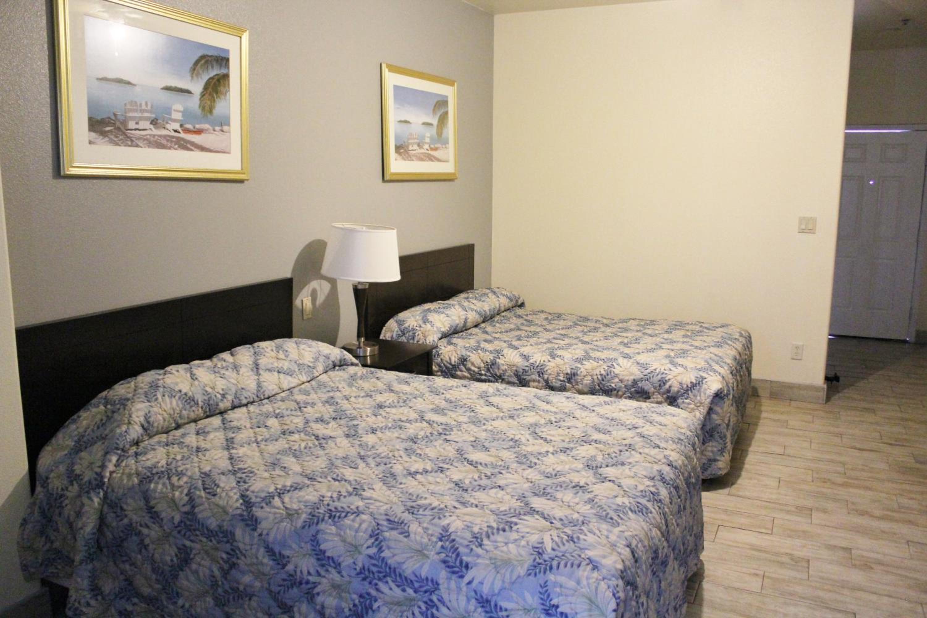 Standard Queen Room with Two Queen Beds - Photo 9