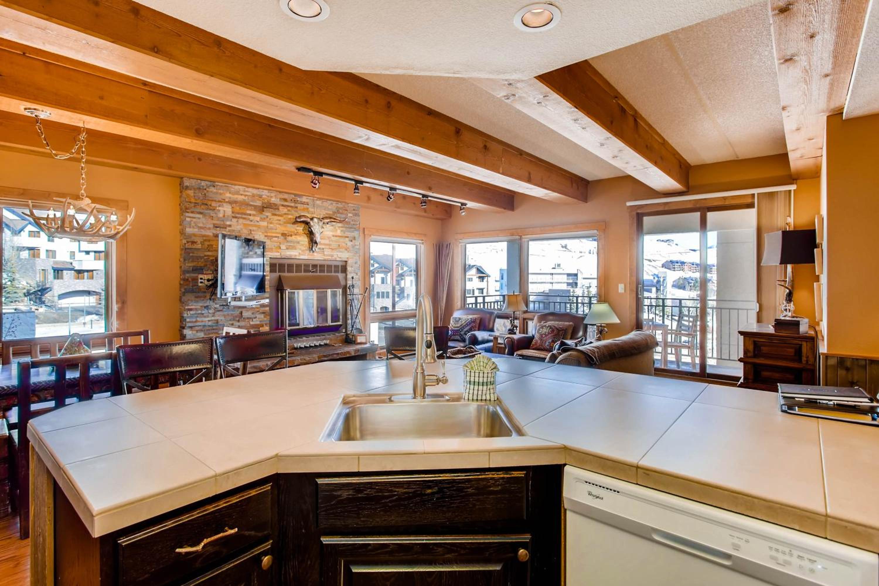 Plaza 2 Bedroom 2 Bath 5 Peak