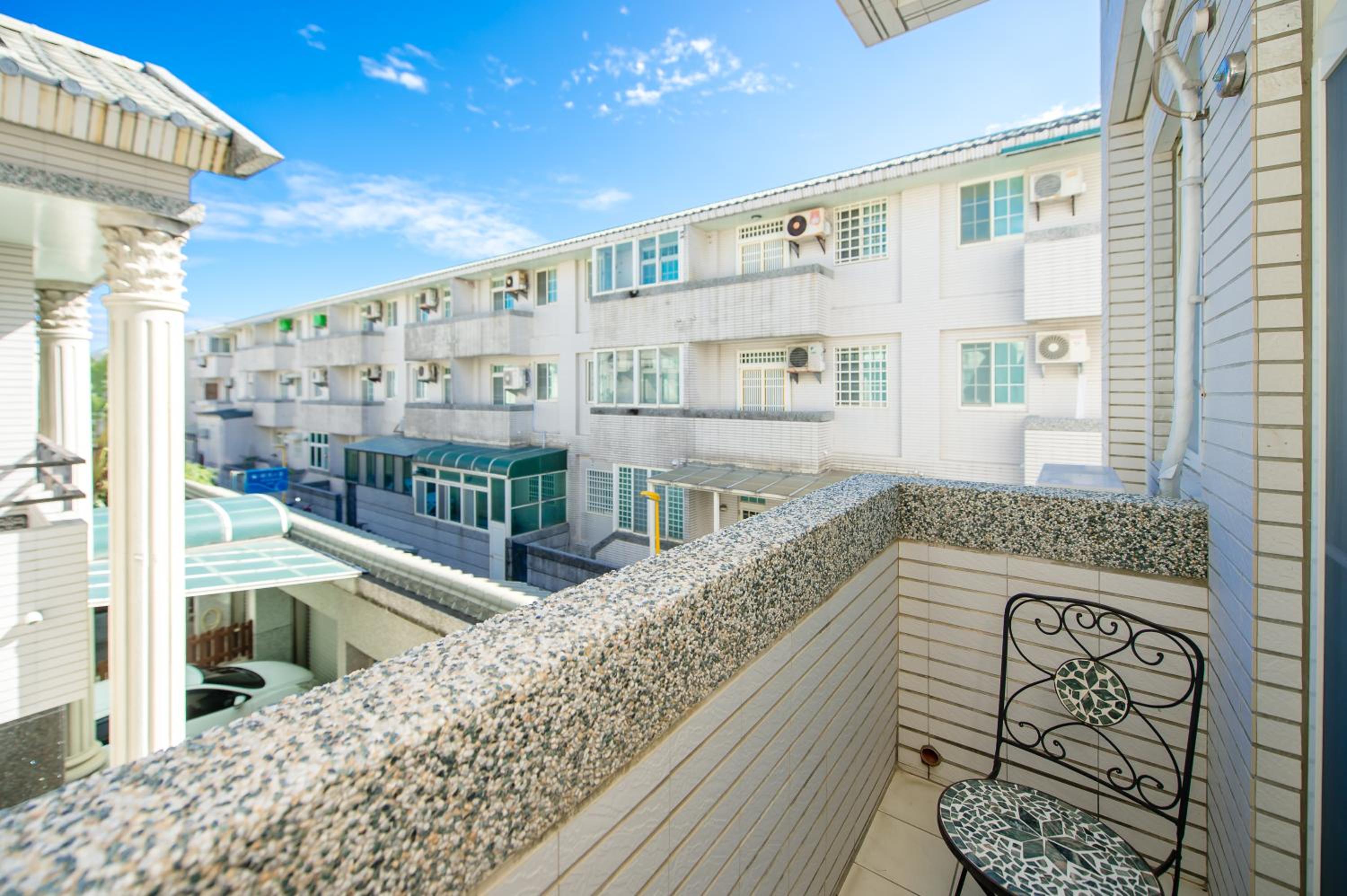 Double Room with Balcony - Photo 10
