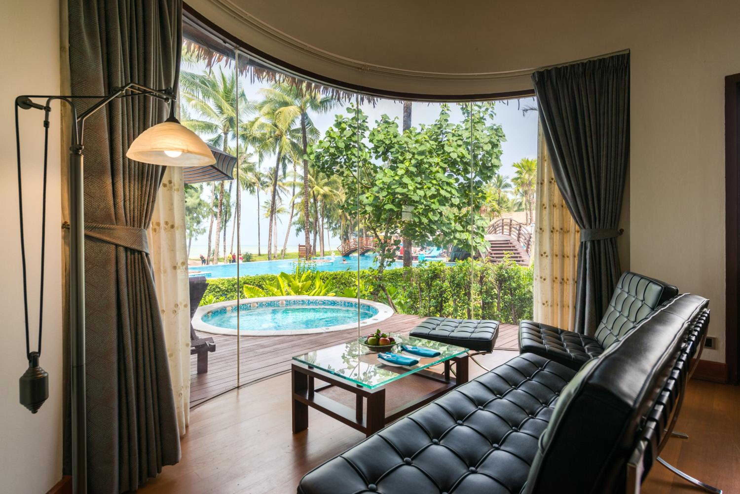 Oceanfront Jacuzzi Villa - Adults Only - Photo 4