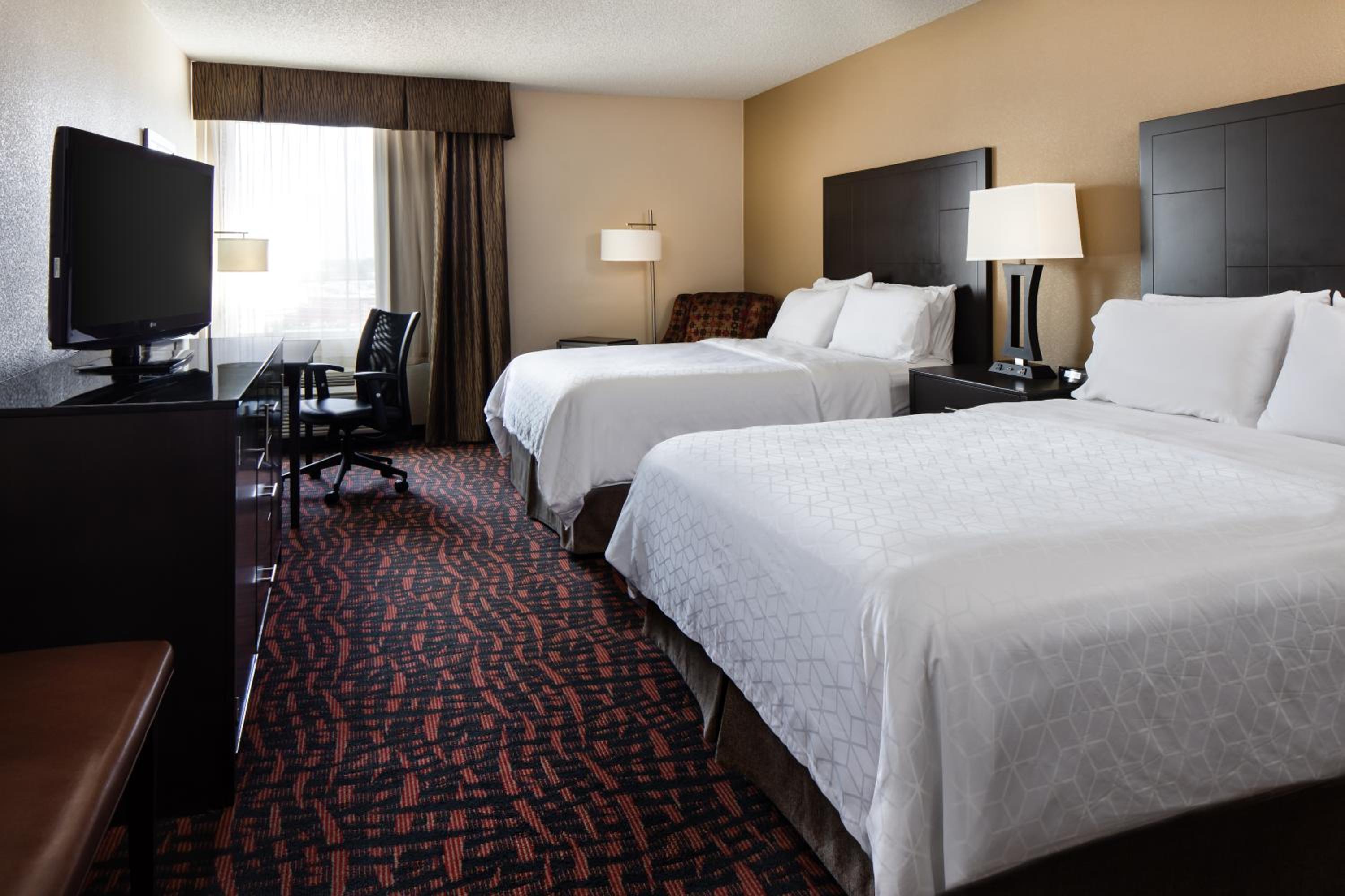 Standard Queen Room with Two Queen Beds - Photo 2