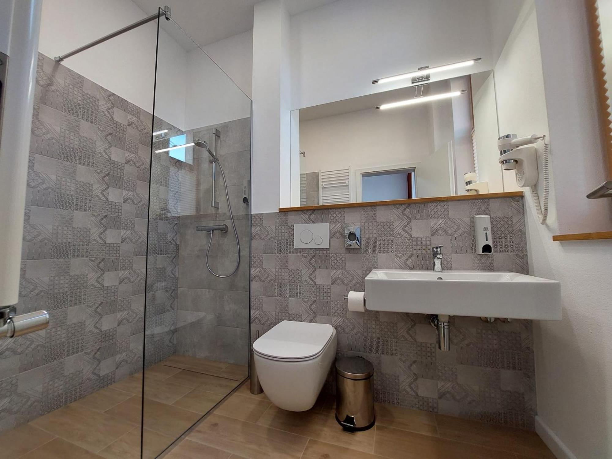 Twin Room with Shower - Photo 7