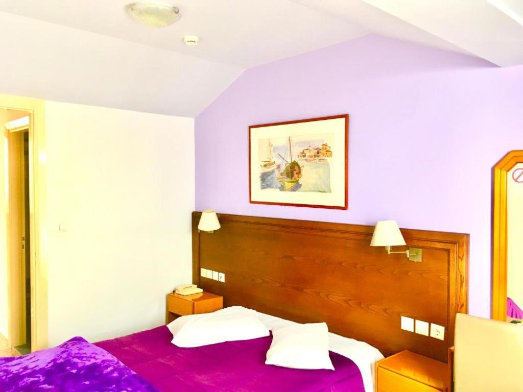 Deluxe Double Room with Side Sea View
