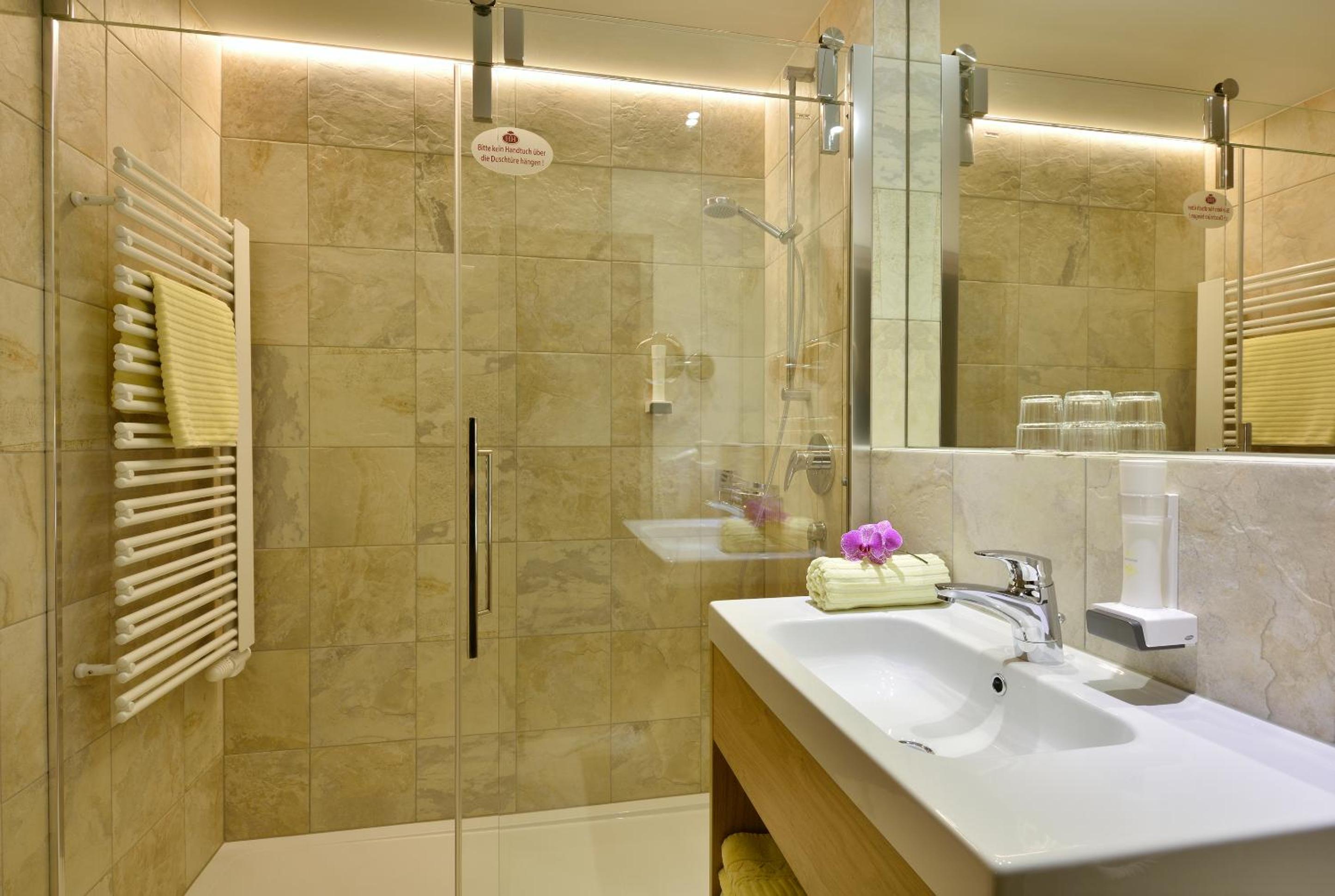Double Room with Balcony - Photo 3