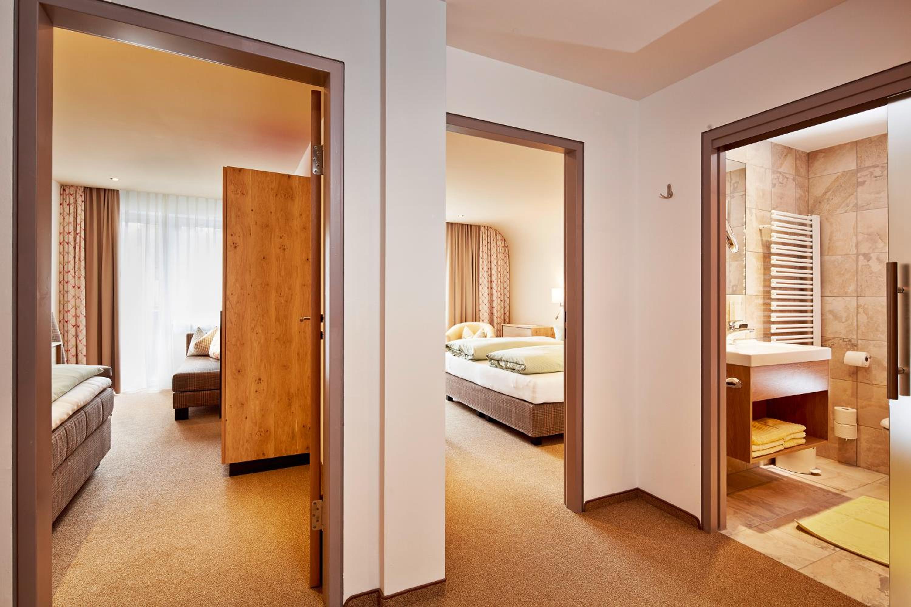 Suite with Balcony - Photo 3