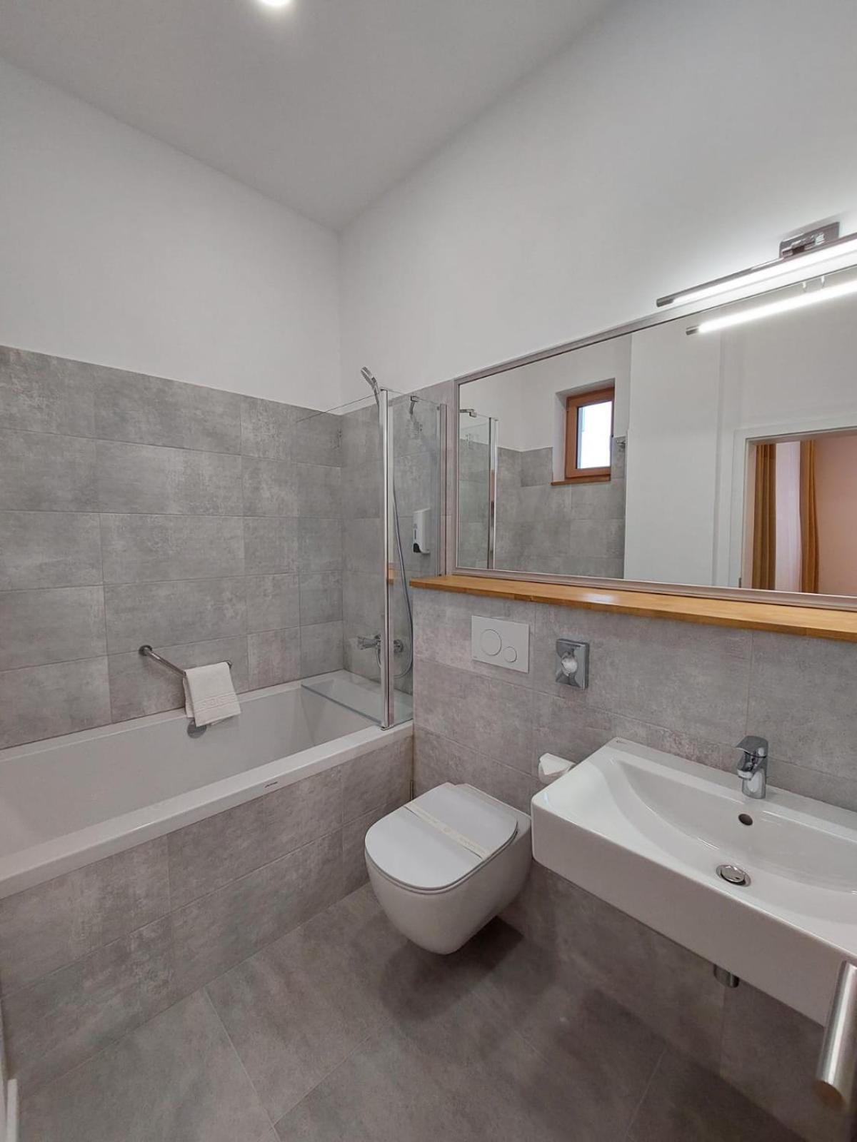 Standard Twin Room - Photo 4