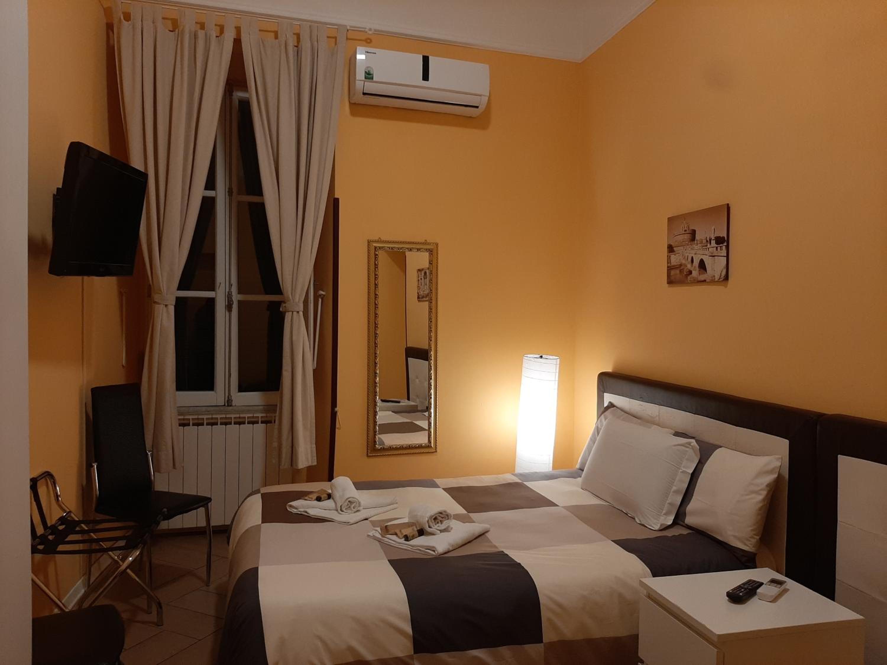 Large Double or Twin Room with Private External Bathroom