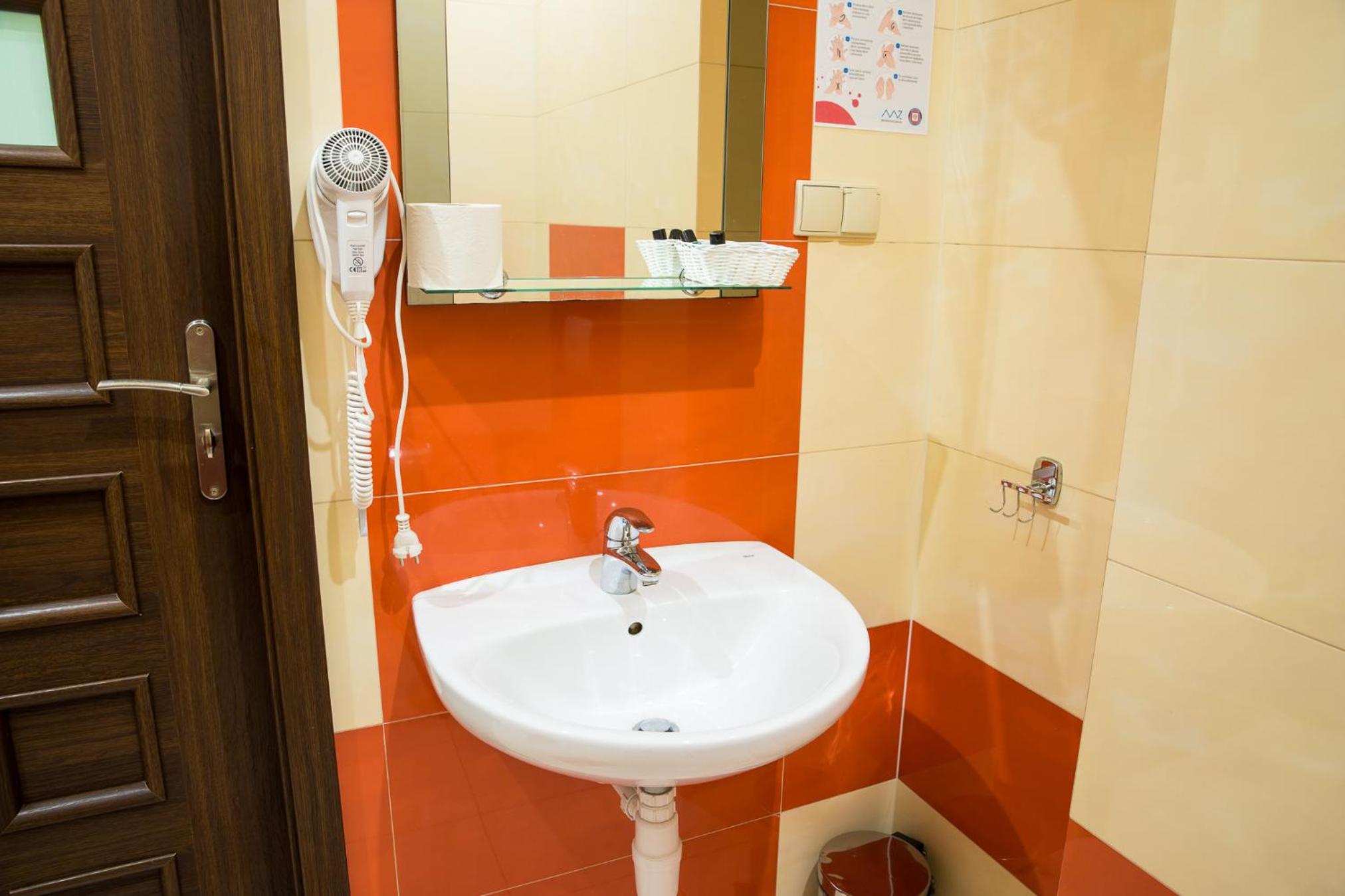 Large Double Room - Photo 5