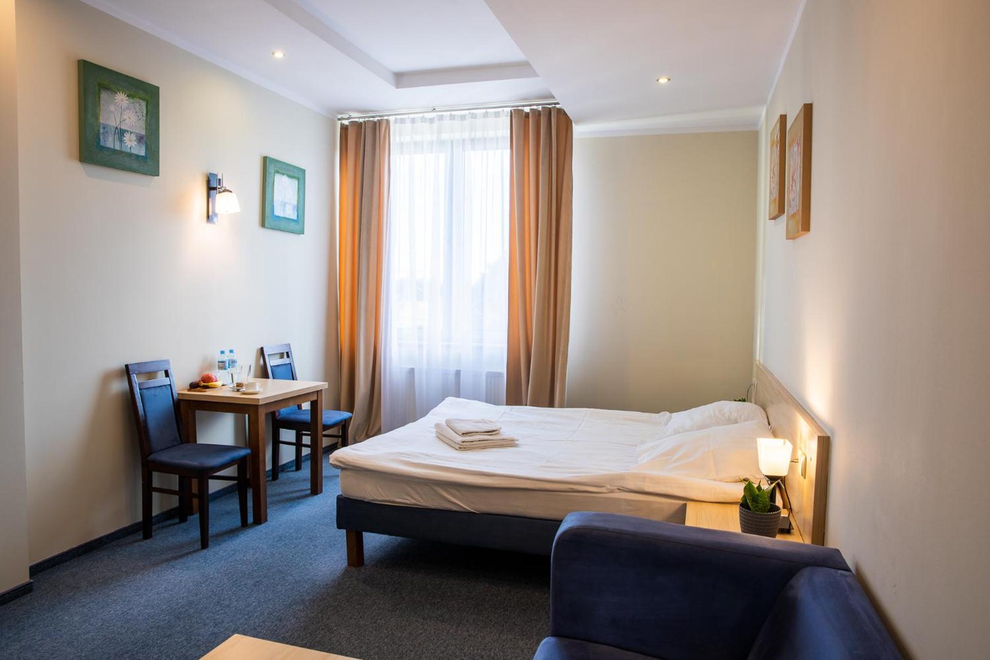 Large Double Room - Photo 1