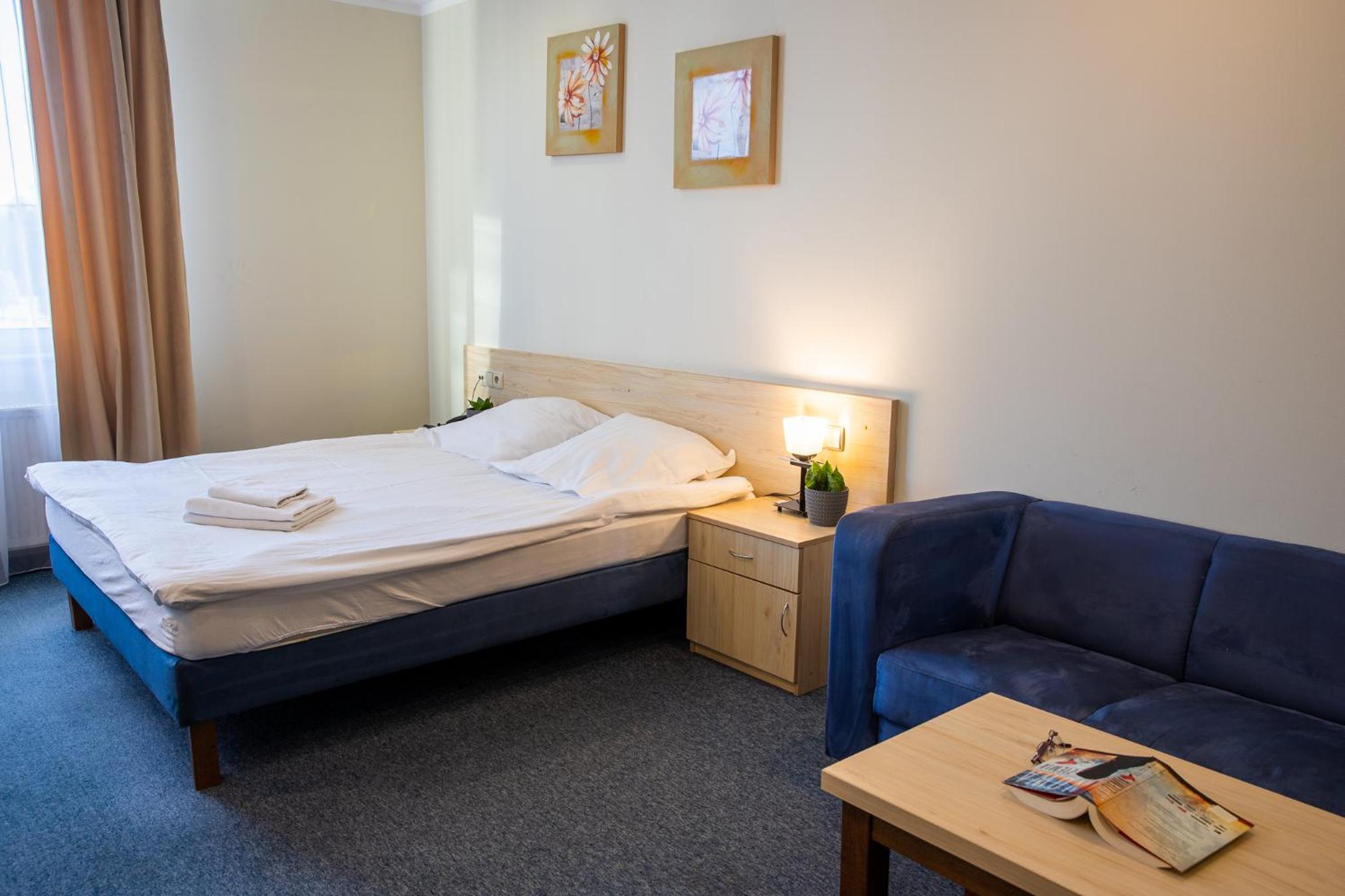 Large Double Room - Photo 8