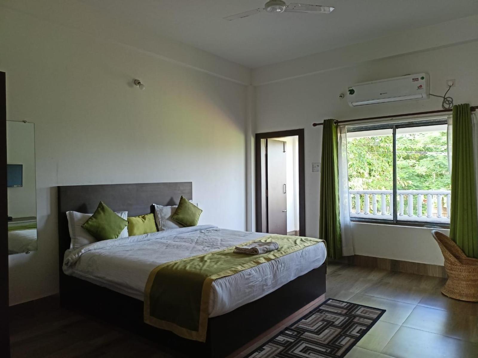 Deluxe Double Room with Balcony - Photo 12