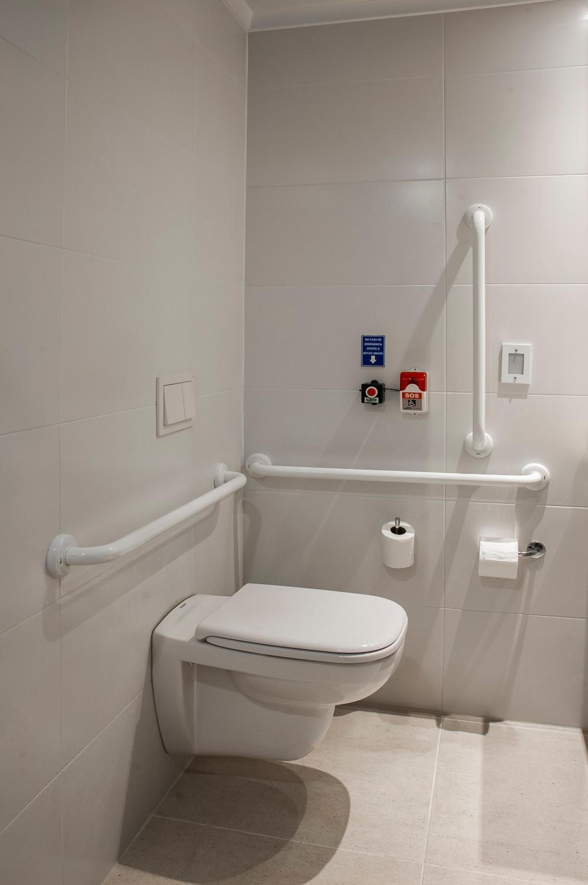 Standard King Room - Accessible - Photo 5
